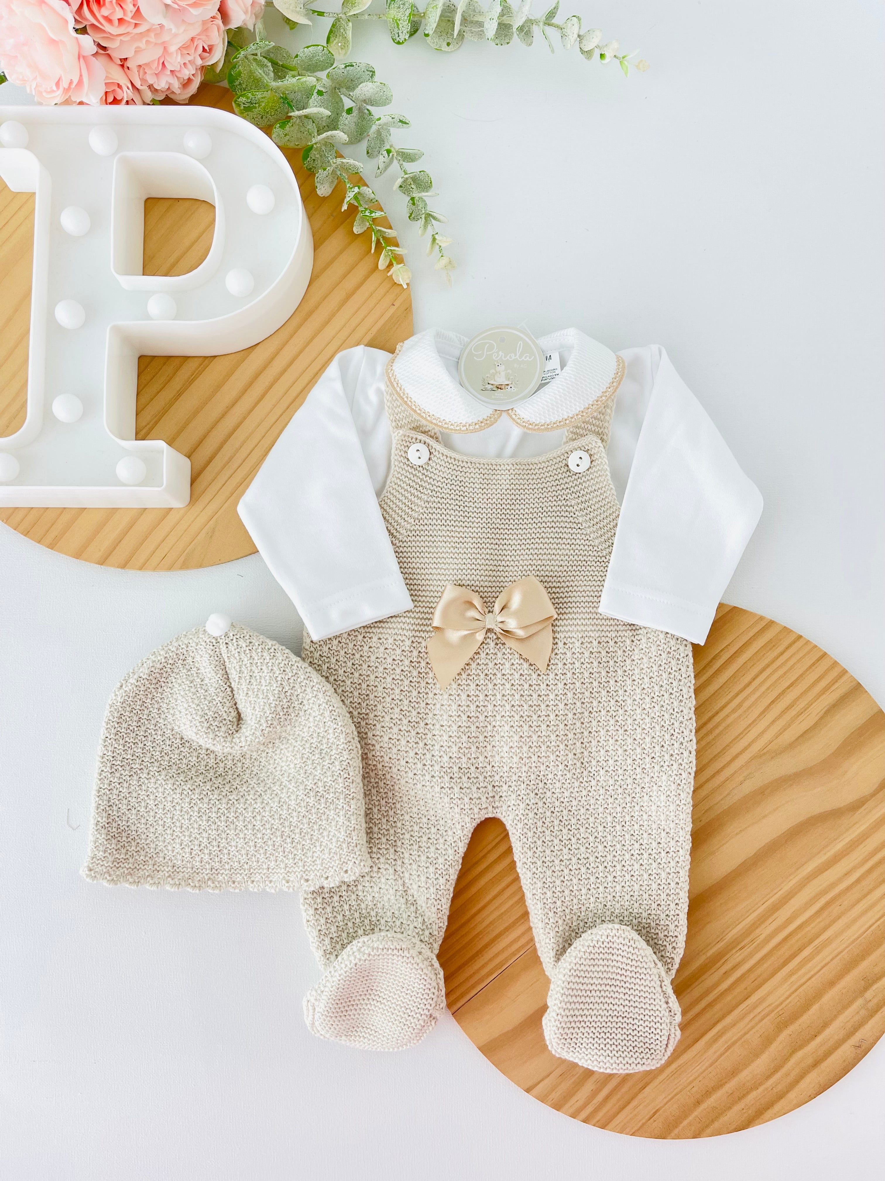 Saída de maternidade Amor de Mãe: jardineiras, camisola e gorro