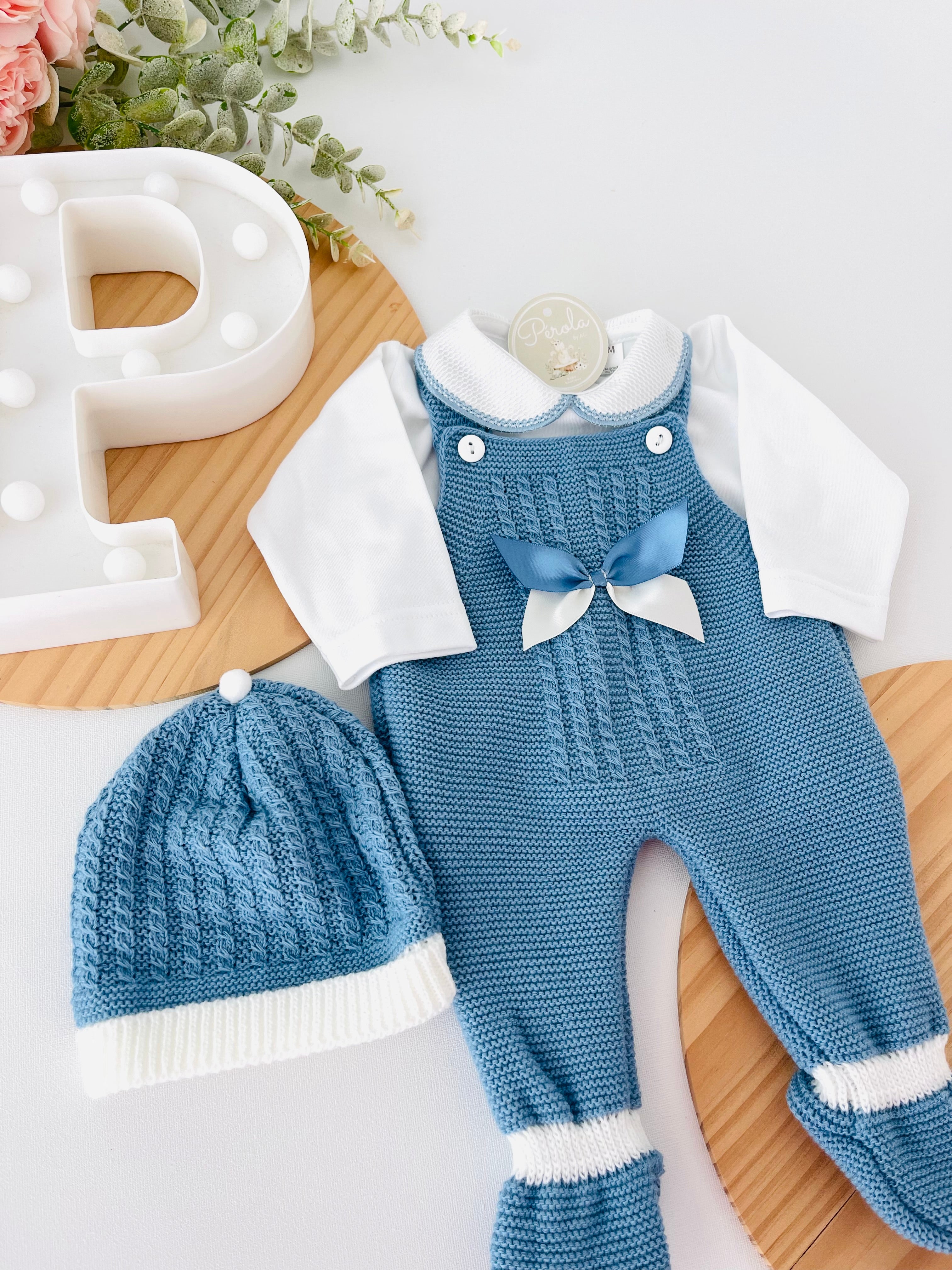 Saída de maternidade Amor de Mãe: jardineiras, camisola e gorro