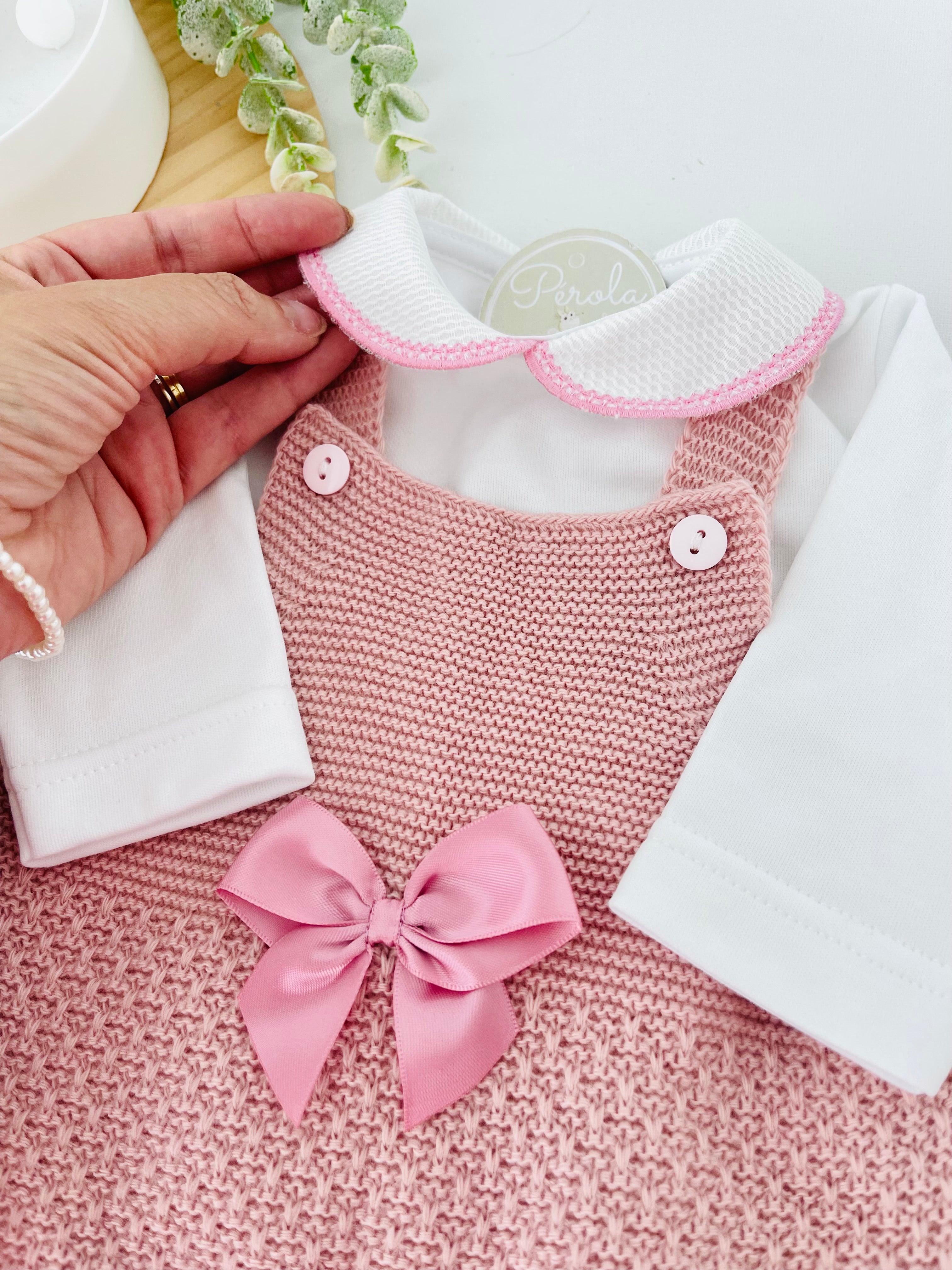 Saída de maternidade Amor de Mãe: jardineiras, camisola e gorro