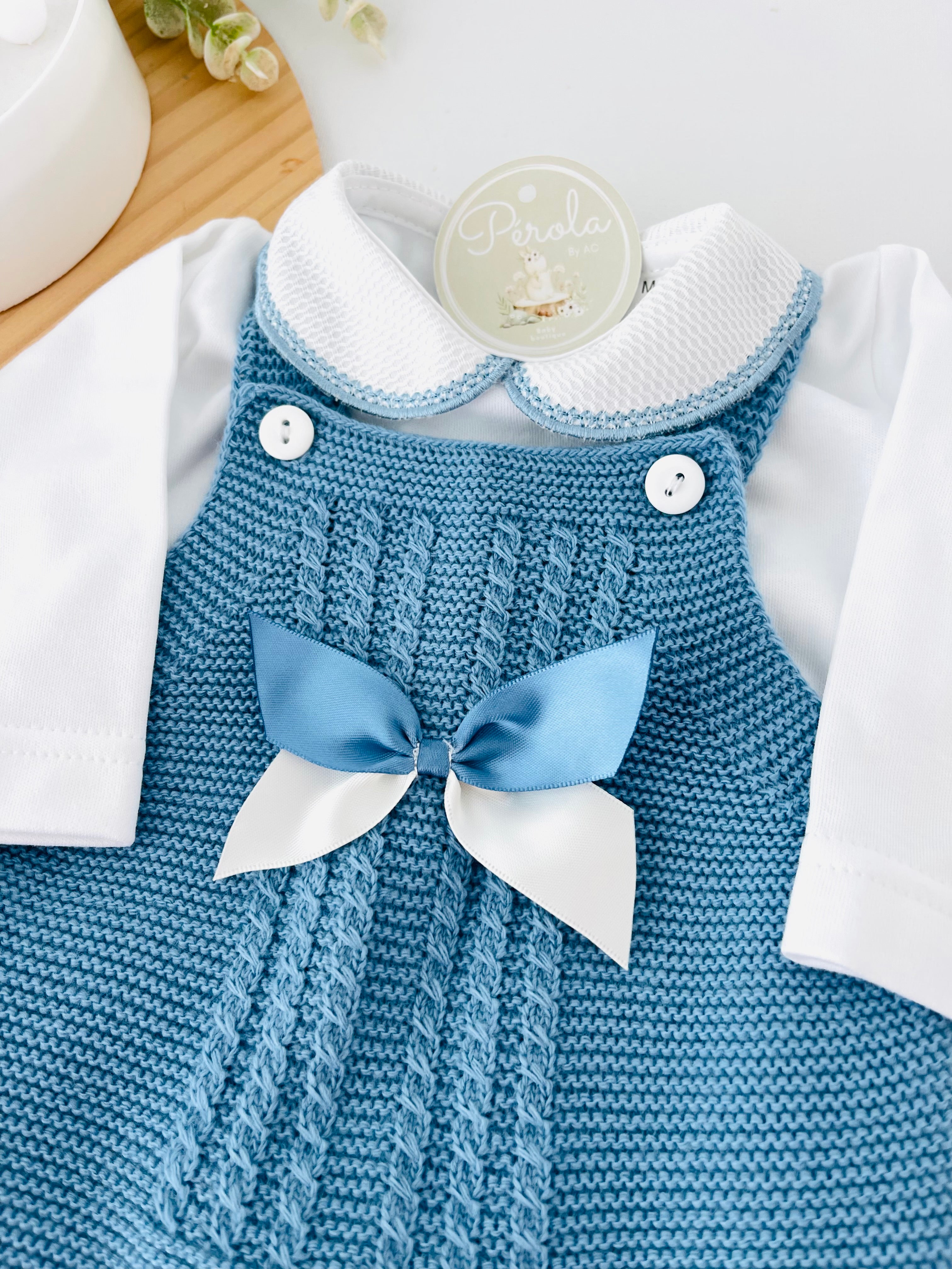 Saída de maternidade Amor de Mãe: jardineiras, camisola e gorro