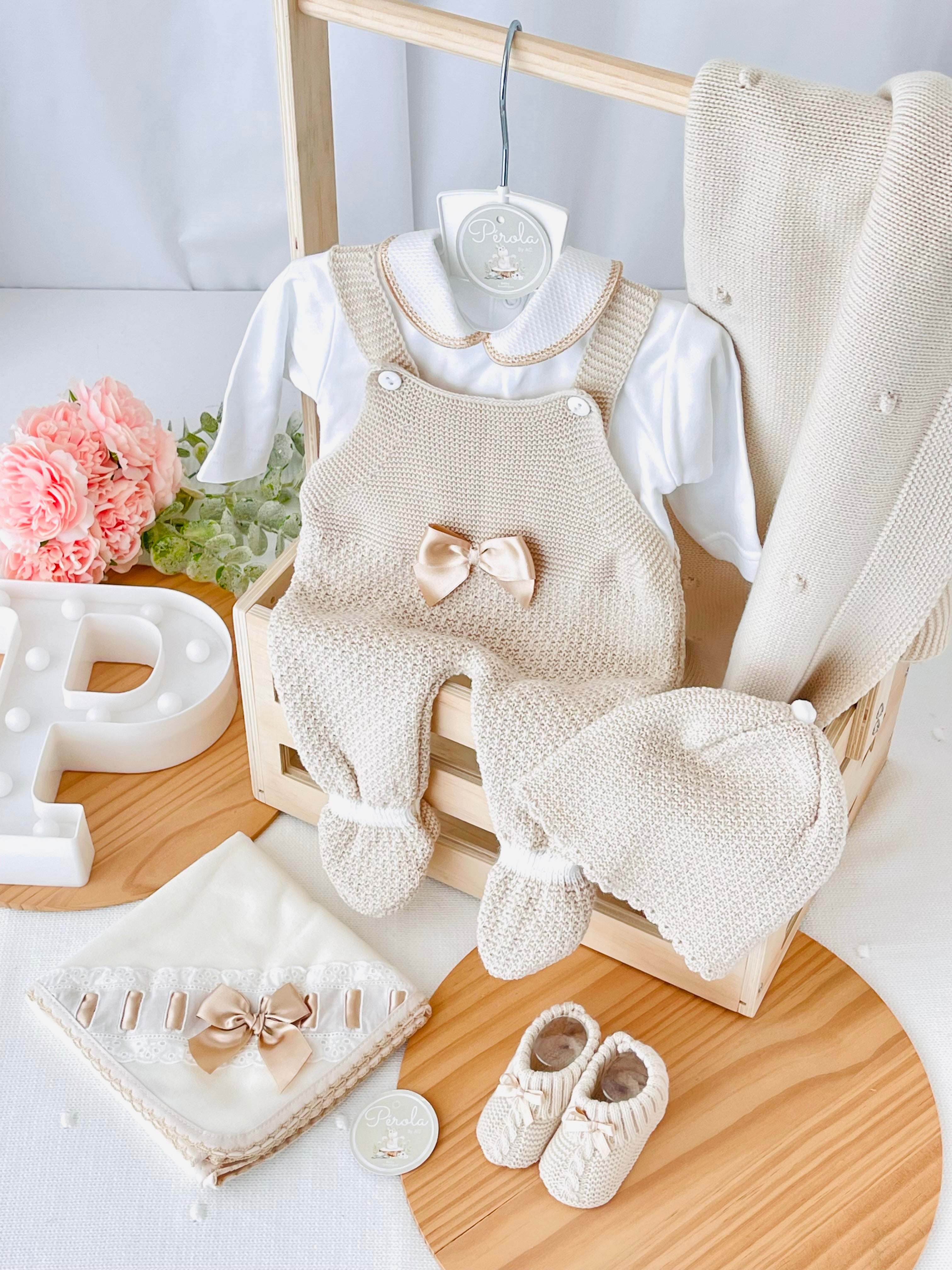 Saída de maternidade Amor de Mãe: jardineiras, camisola e gorro