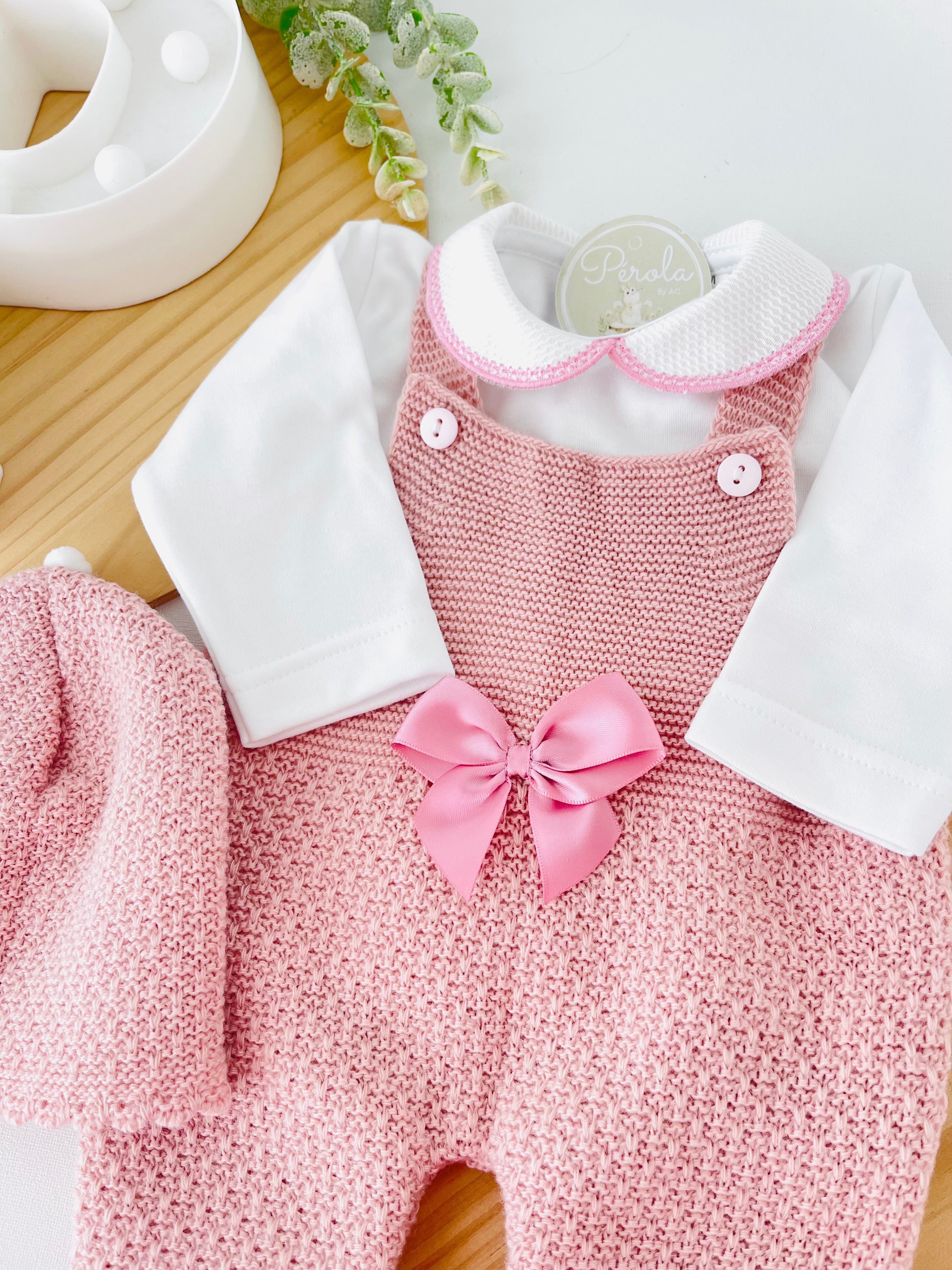 Saída de maternidade Amor de Mãe: jardineiras, camisola e gorro