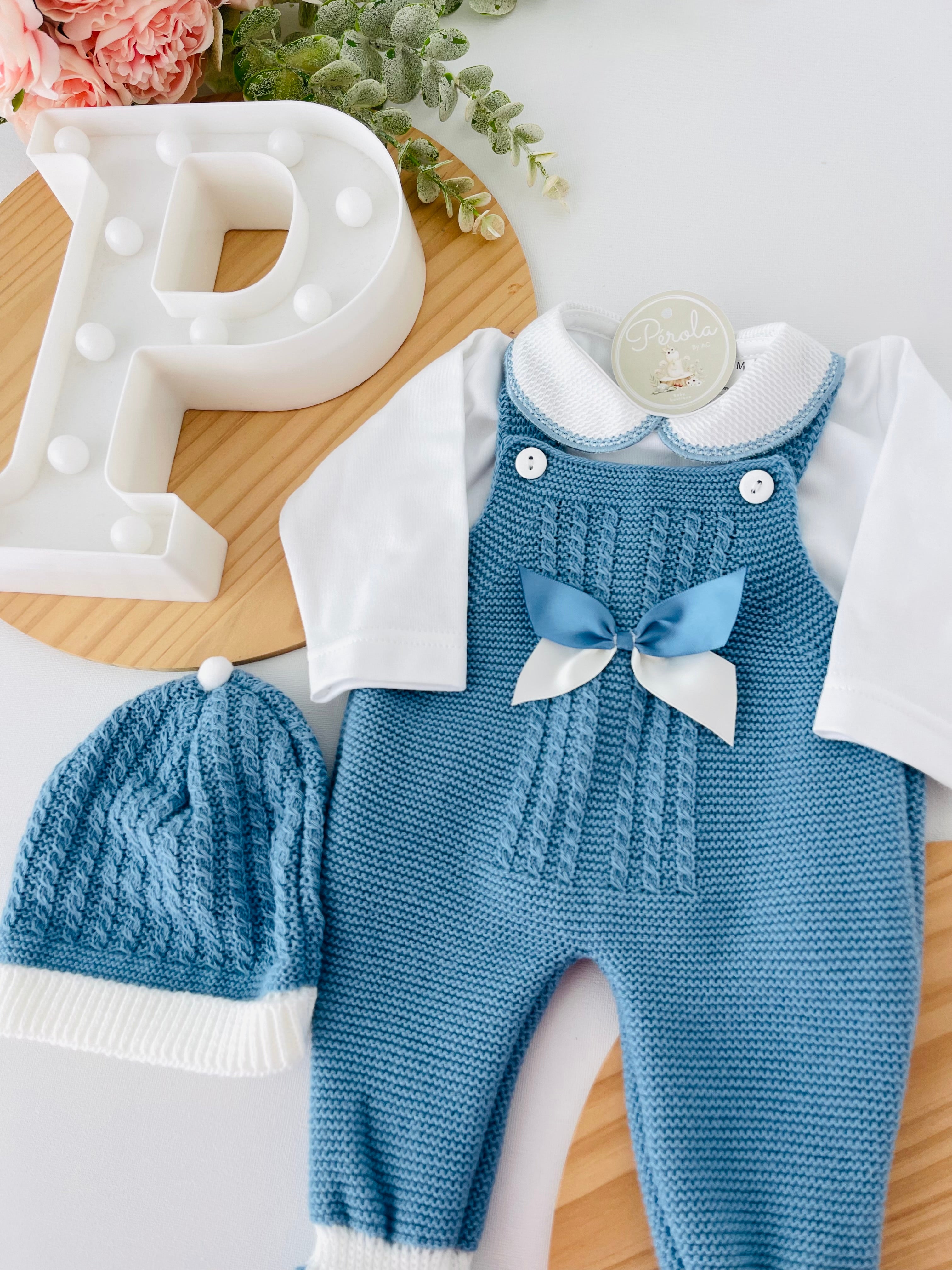 Saída de maternidade Amor de Mãe: jardineiras, camisola e gorro