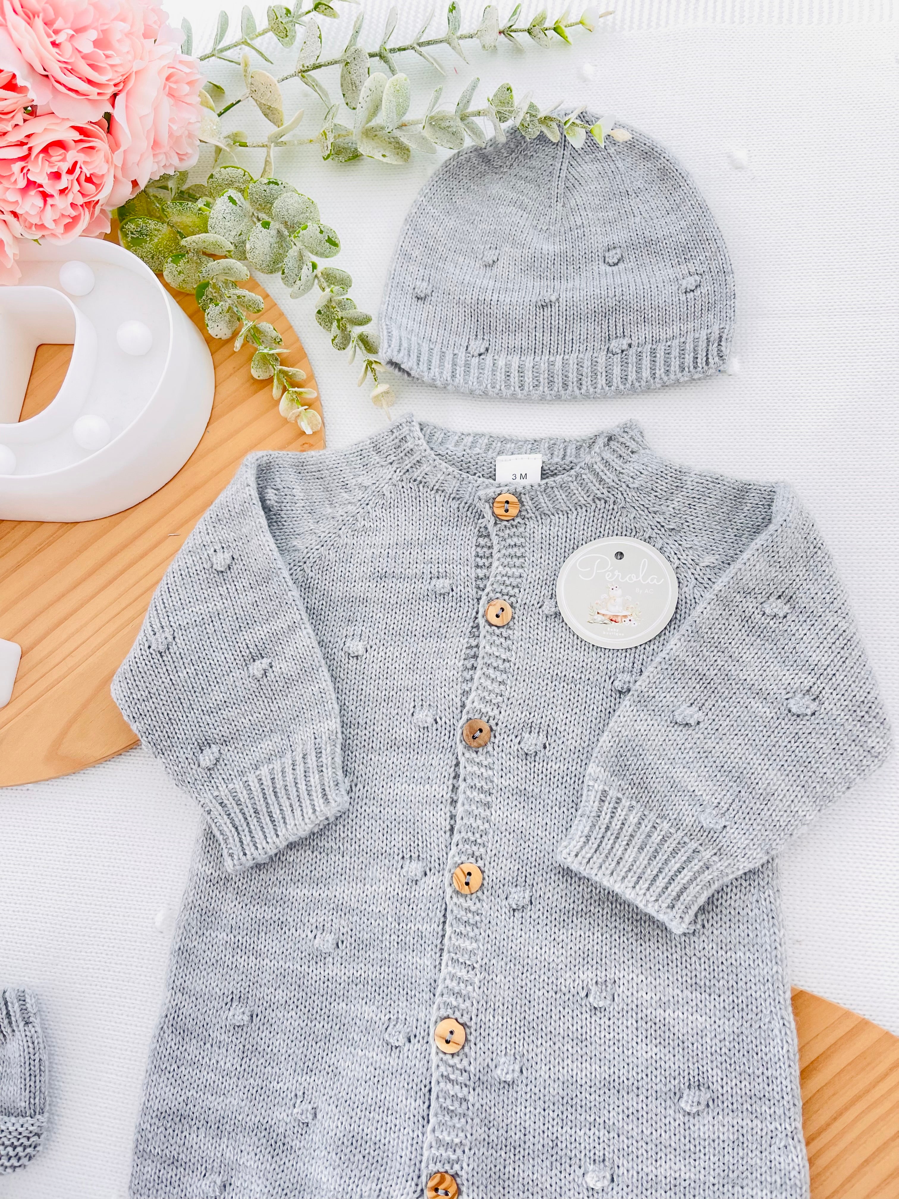 Conjunto bolinhas CINZA : macacão, gorro e carapins de malha