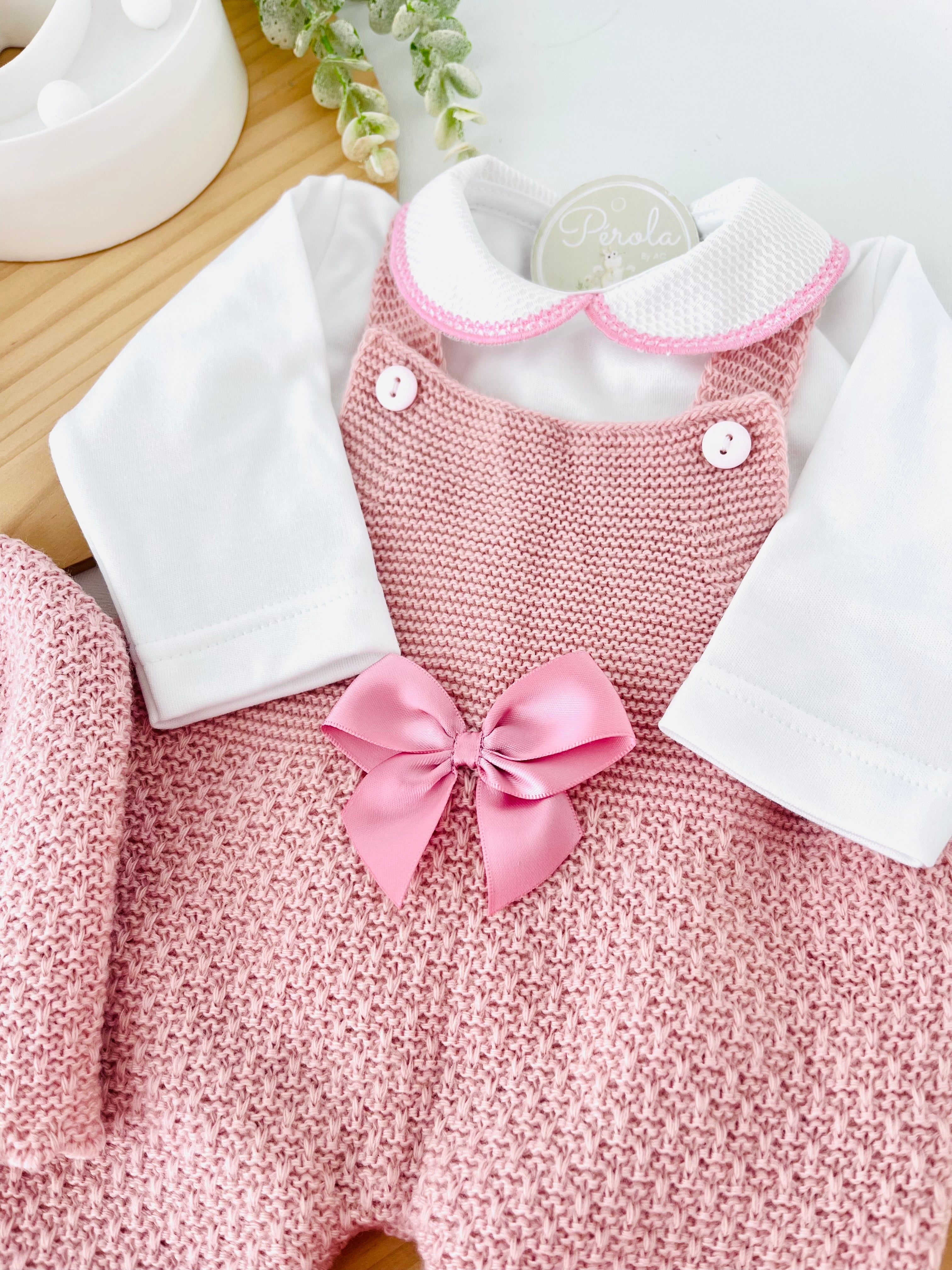 Saída de maternidade Amor de Mãe: jardineiras, camisola e gorro