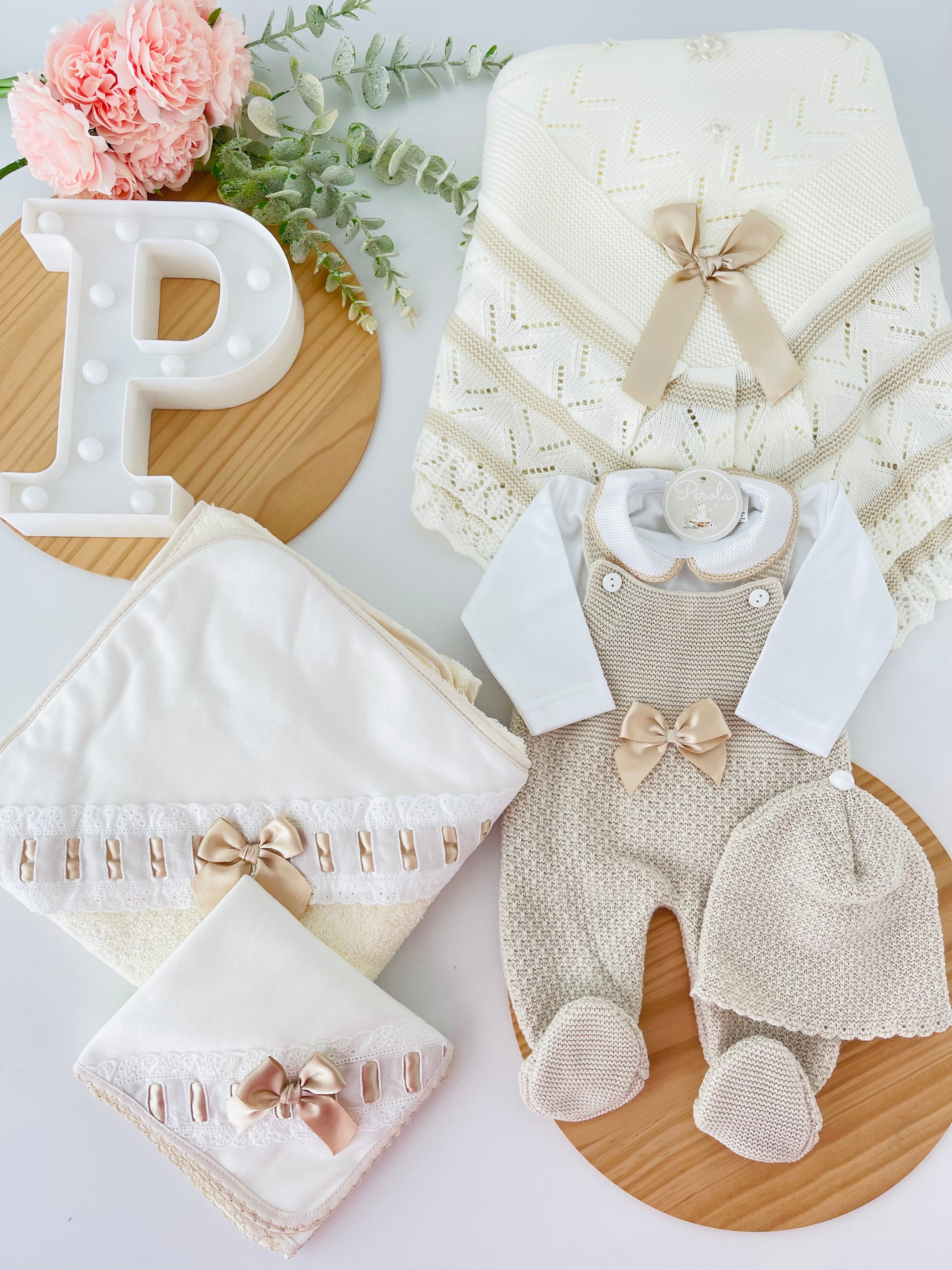 Saída de maternidade Amor de Mãe: jardineiras, camisola e gorro