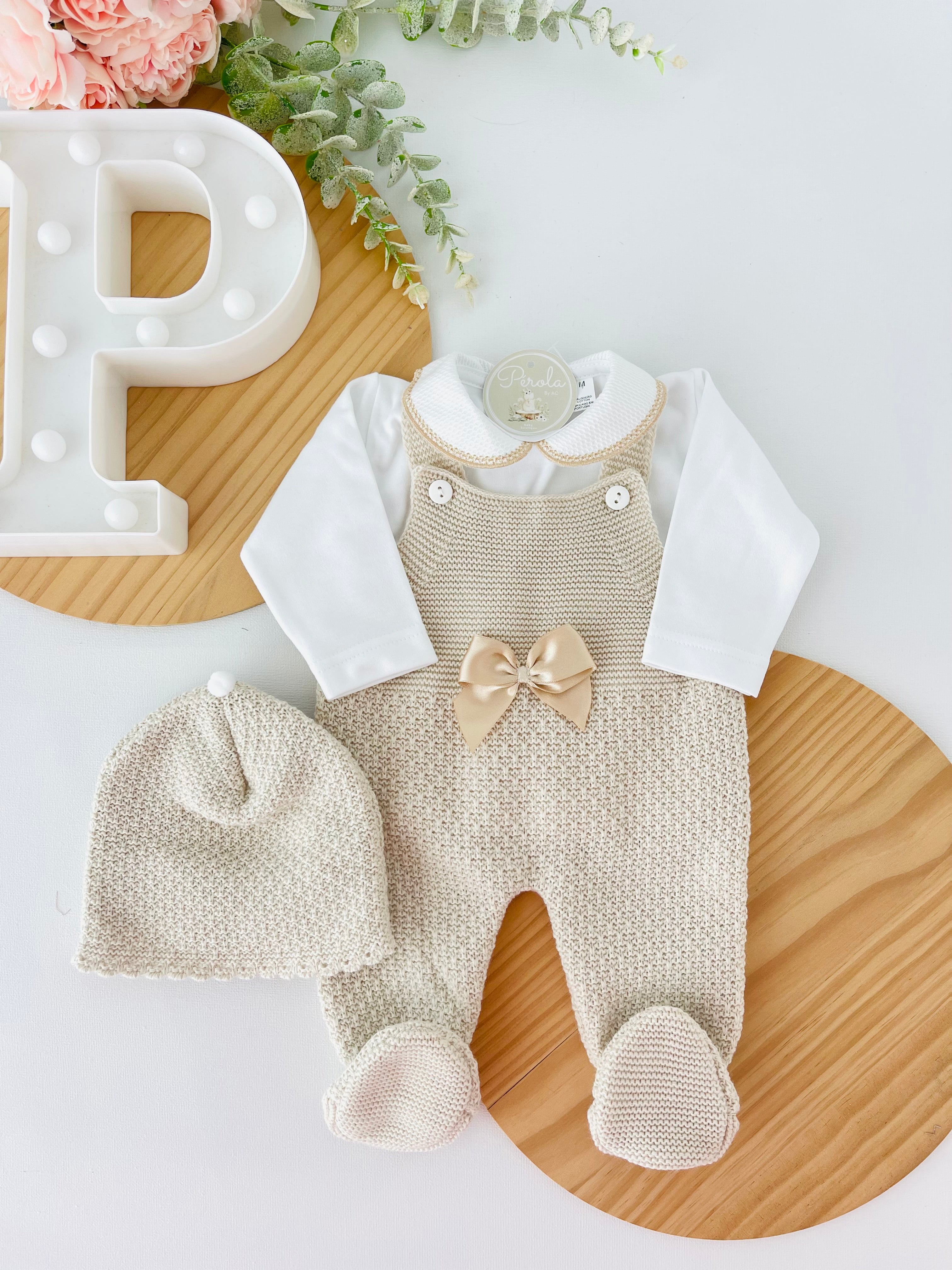 Saída de maternidade Amor de Mãe: jardineiras, camisola e gorro