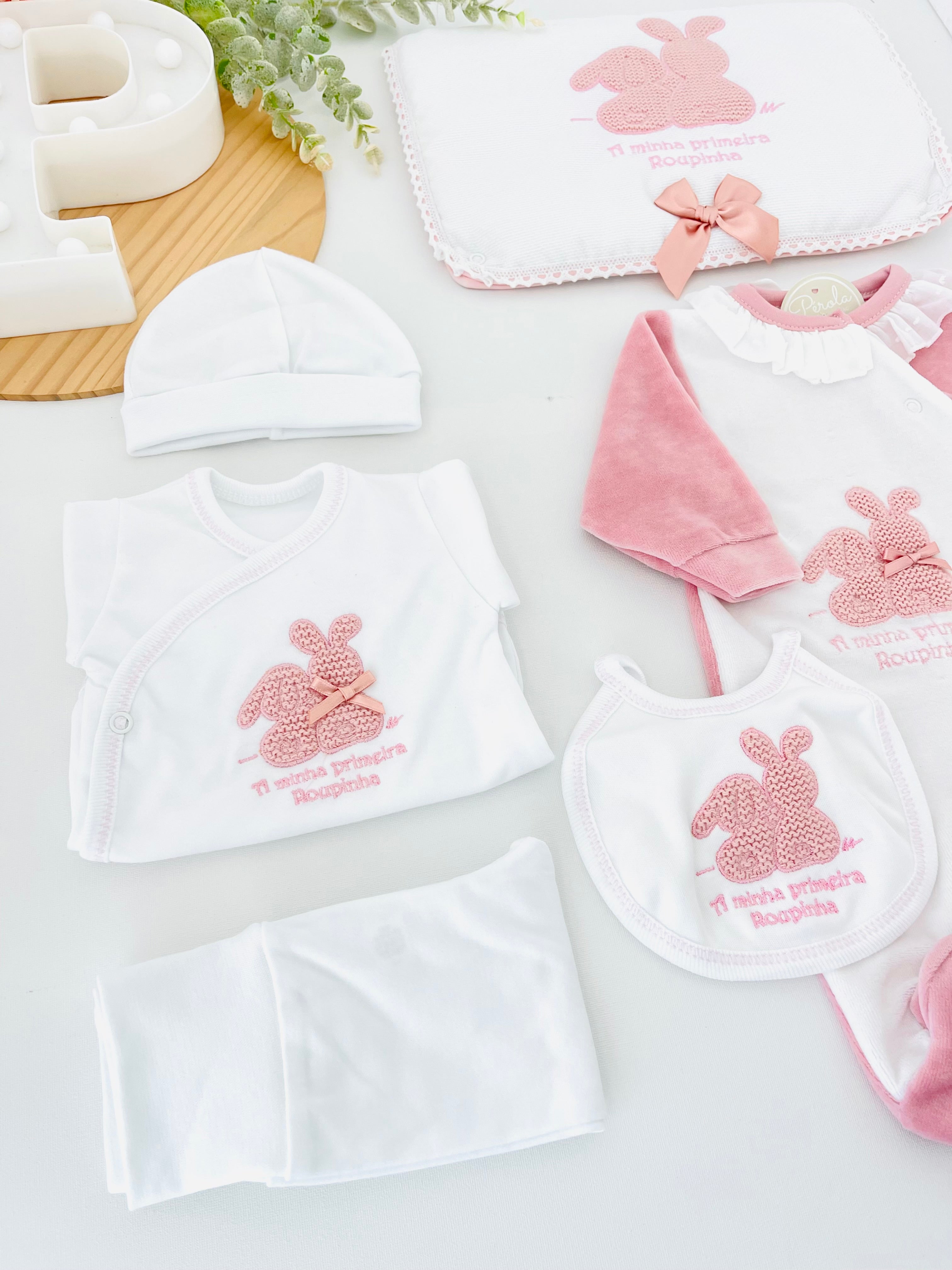 Conjunto primeira roupinha em veludo tema coelhinhos