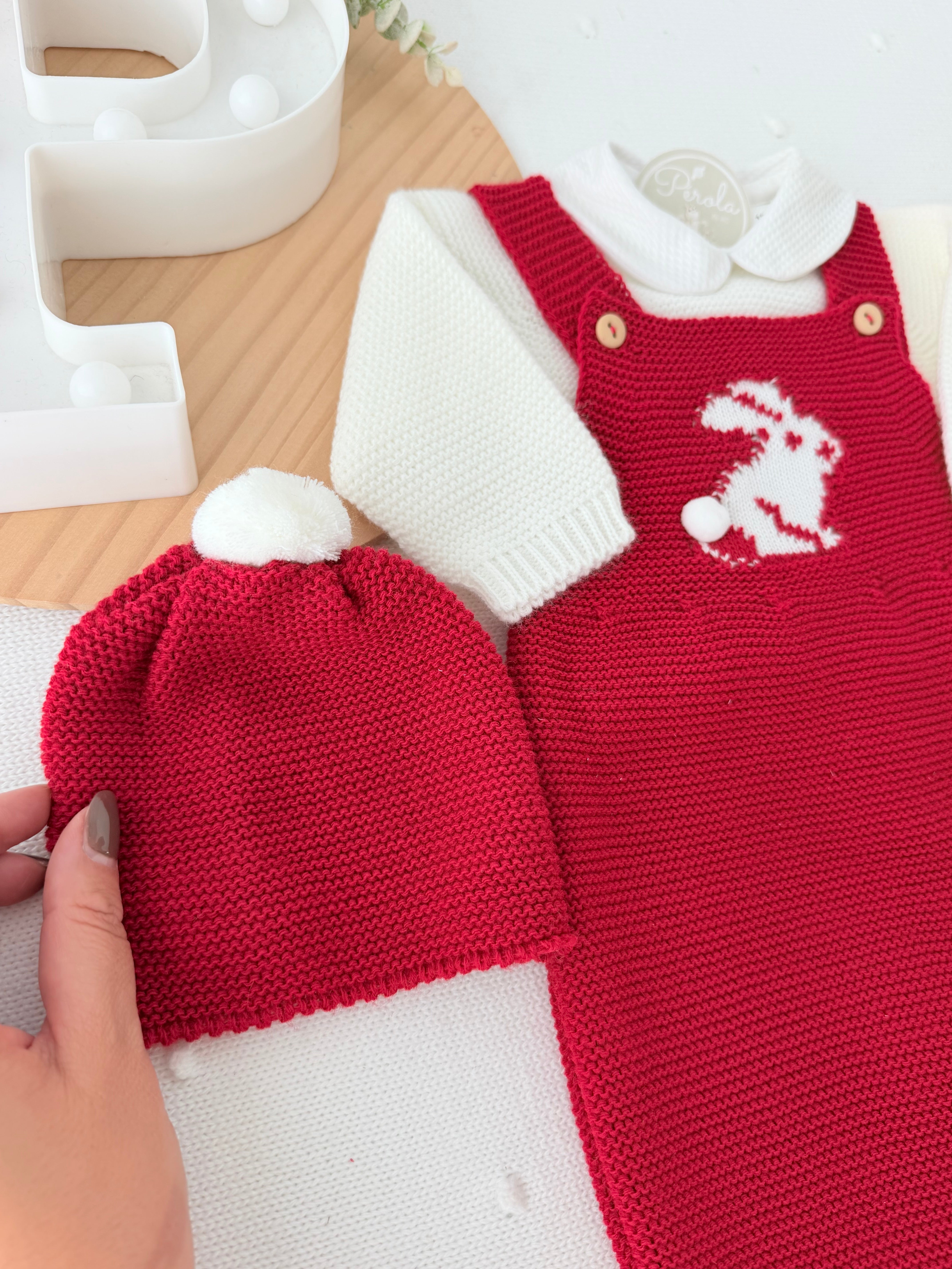 Conjunto coelhinho: jardineiras, camisola e gorro