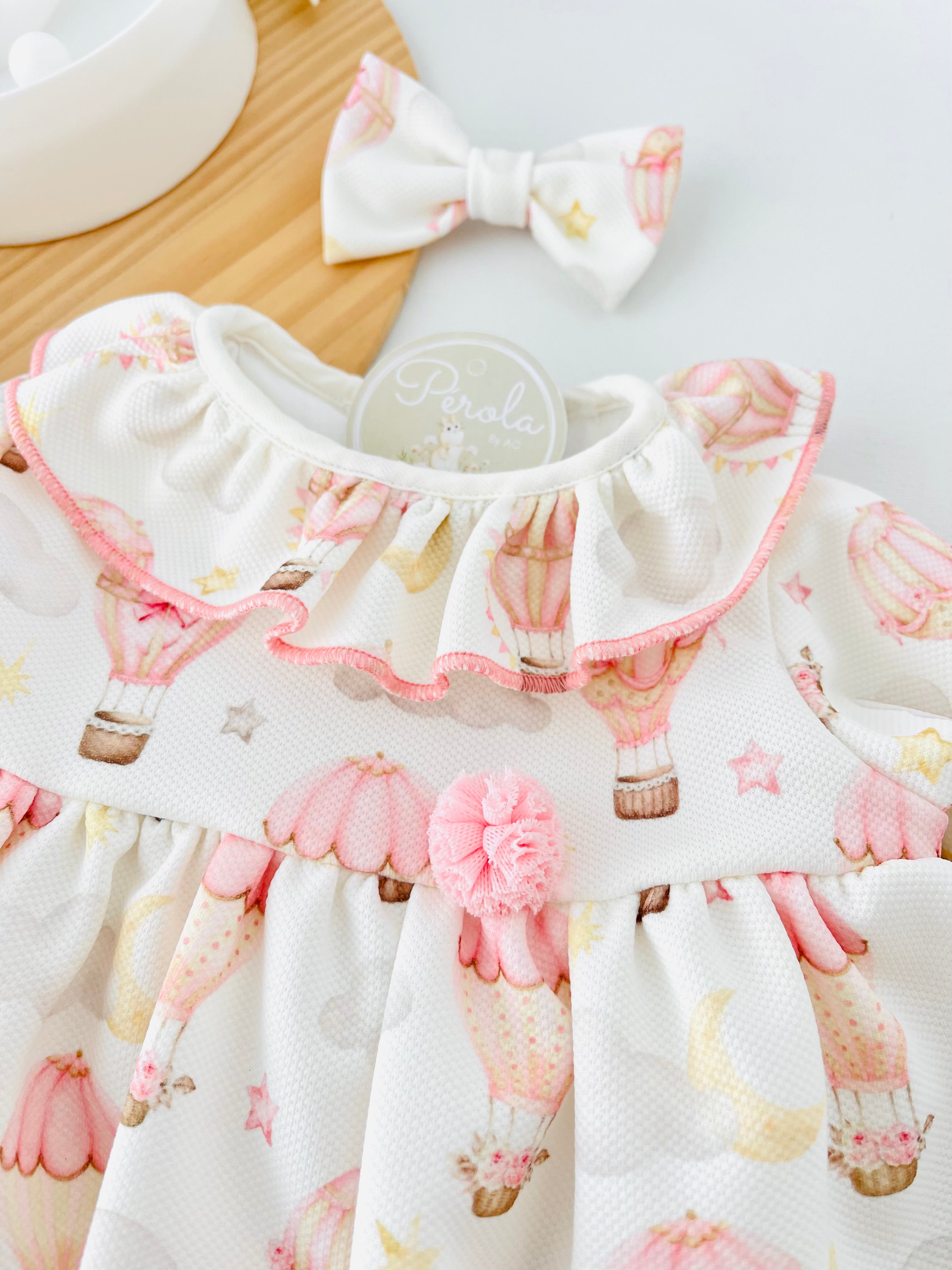 Vestido e laço para o cabelo