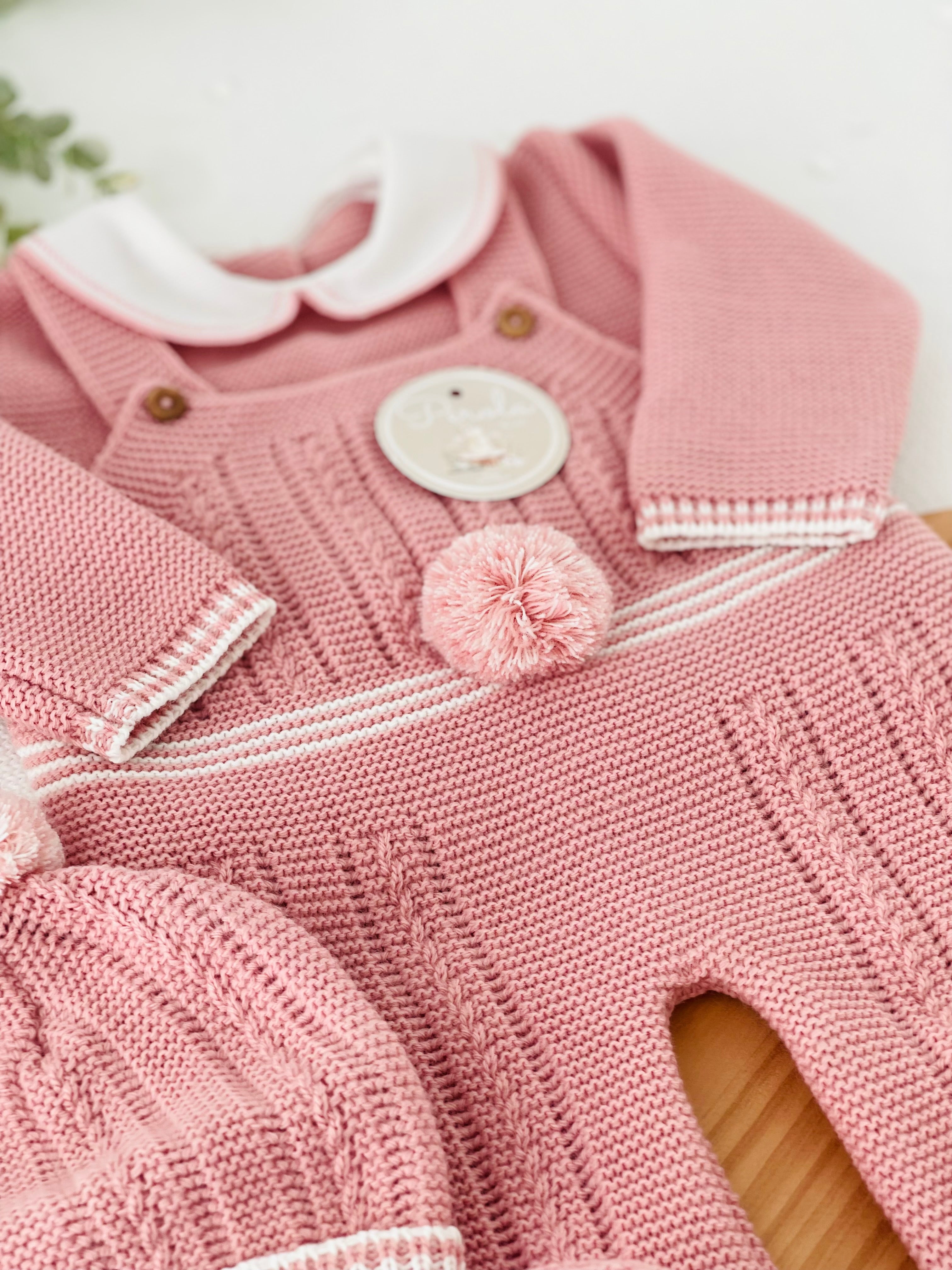 Conjunto Pompom rosa velho: jardineiras, camisola e gorro