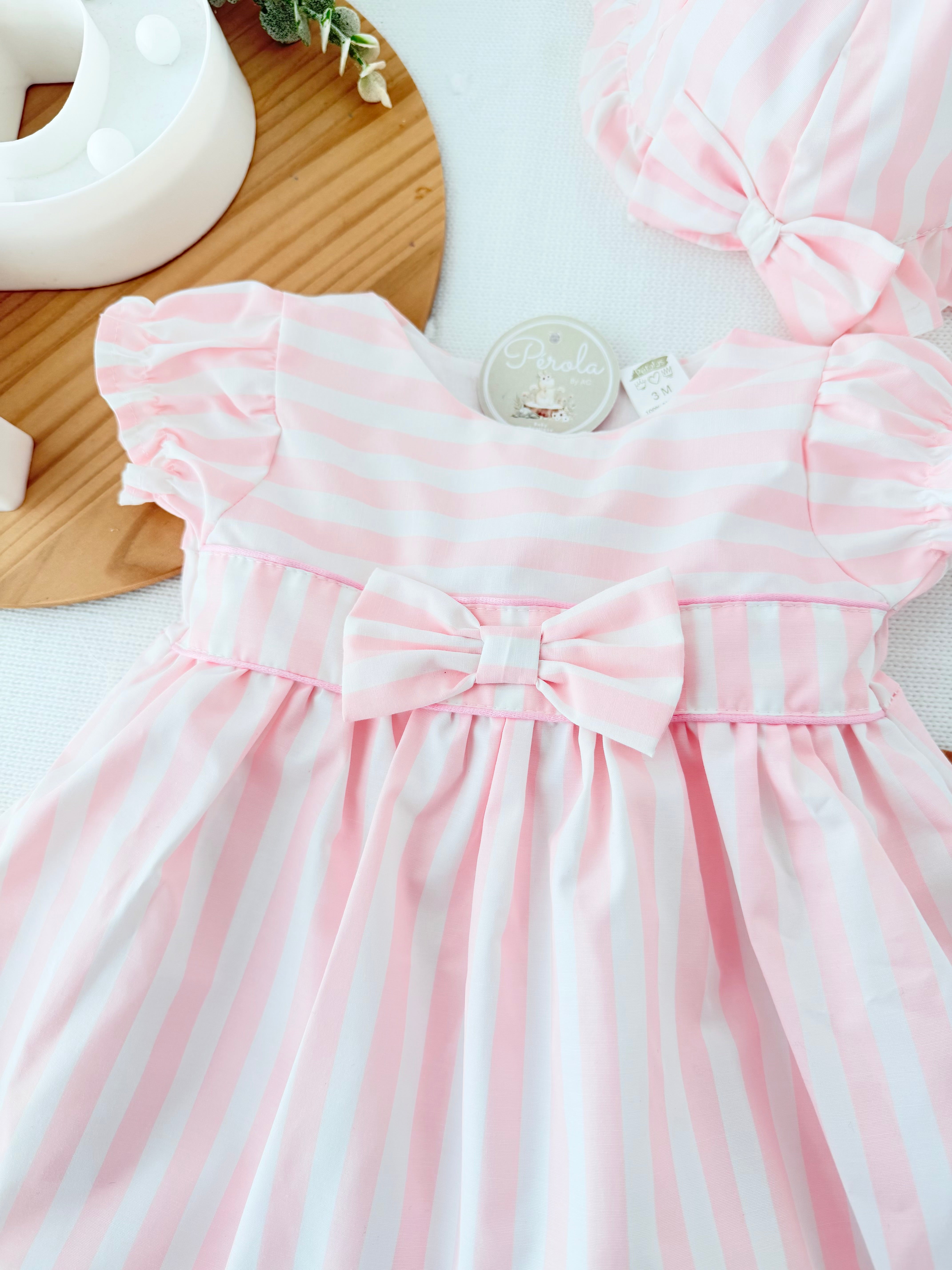 Vestido e chapéu riscas