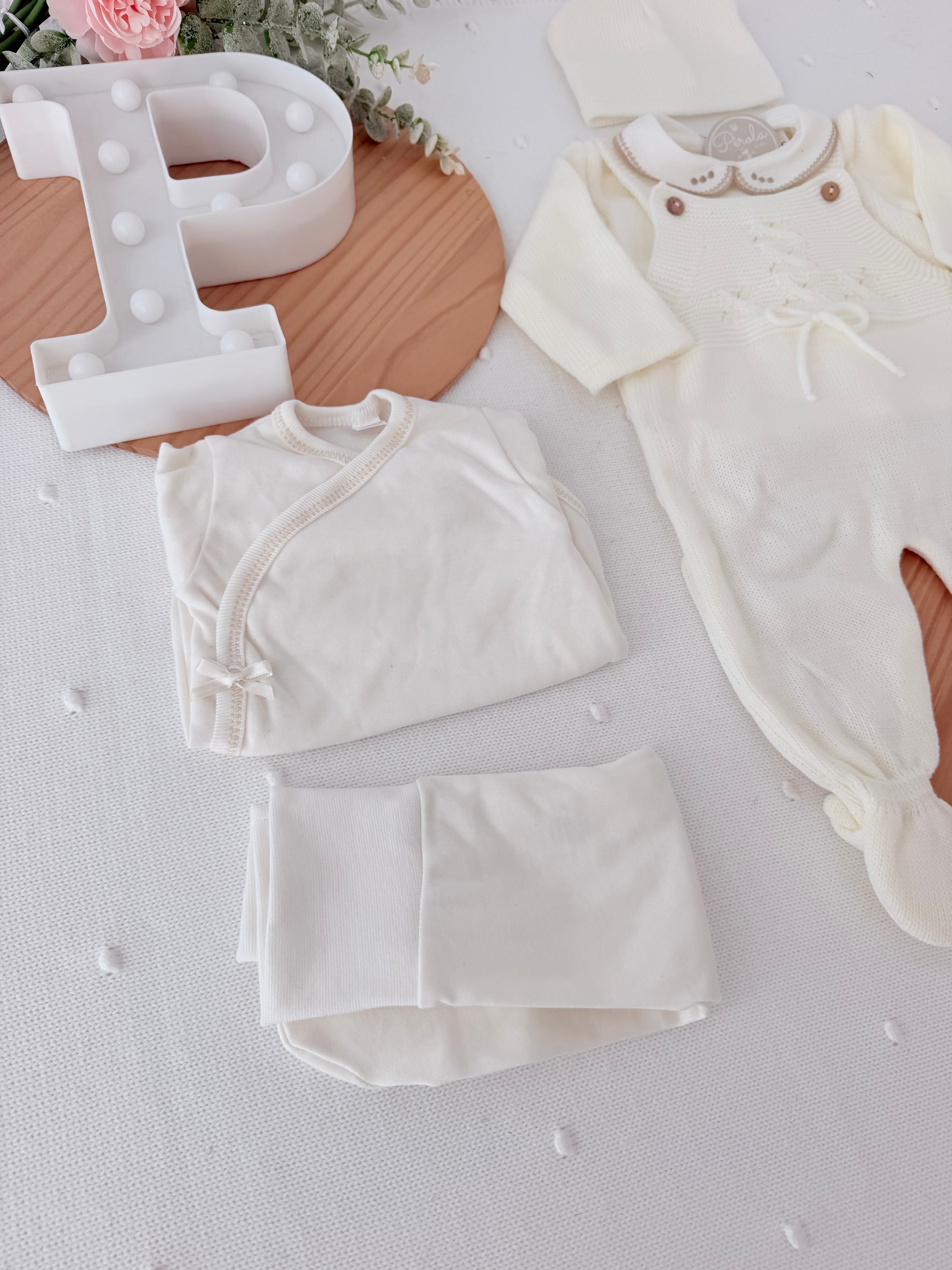 Pack saída de maternidade Pérola 5 peças: body, calças, jardineiras, camisola e gorro