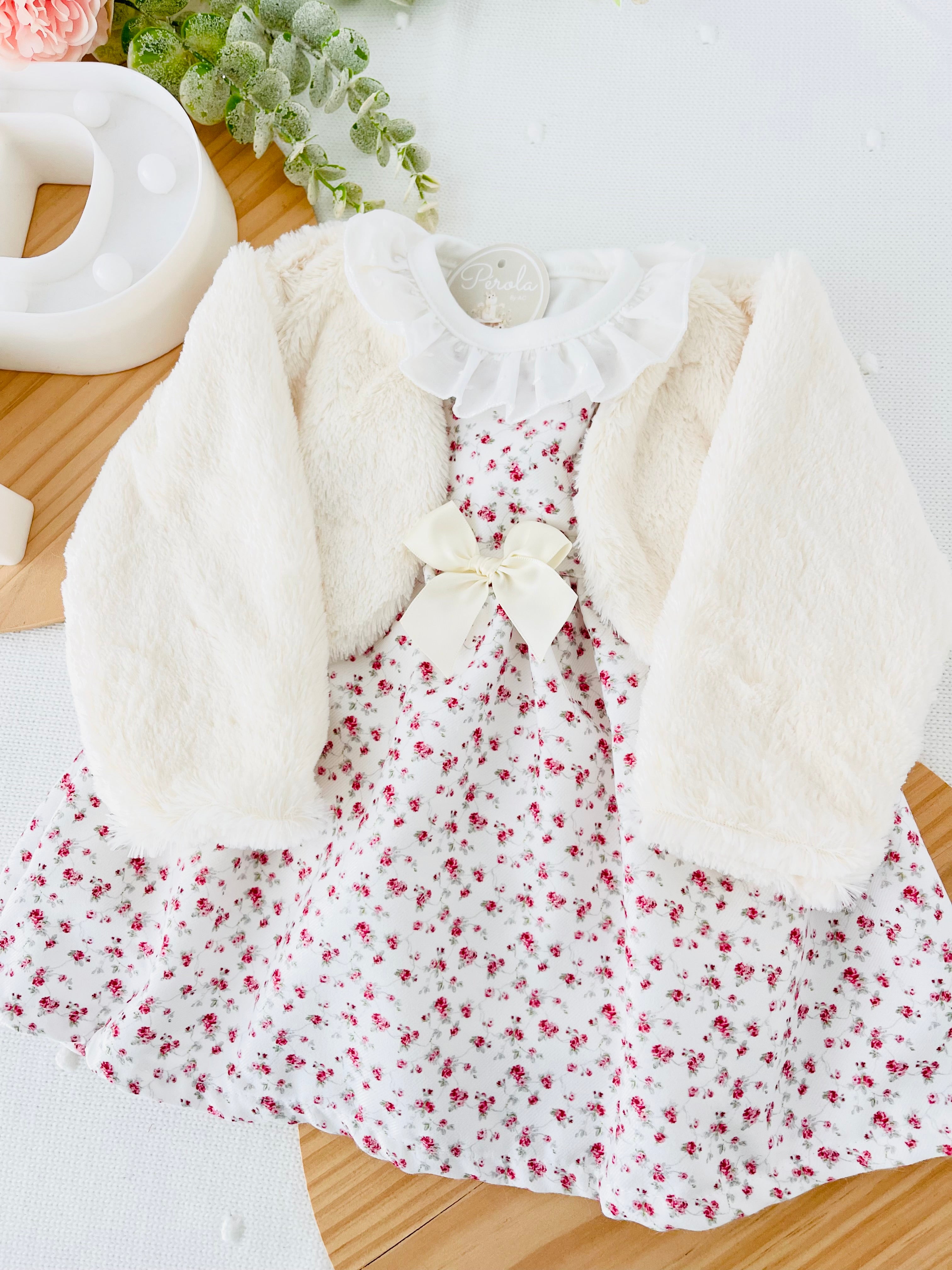 Conjunto Eva: casaco de pêlo, vestido e camisola com golinha