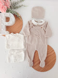 Pack saída de maternidade Bege 5 peças: body, calças, jardineiras, camisola e gorro
