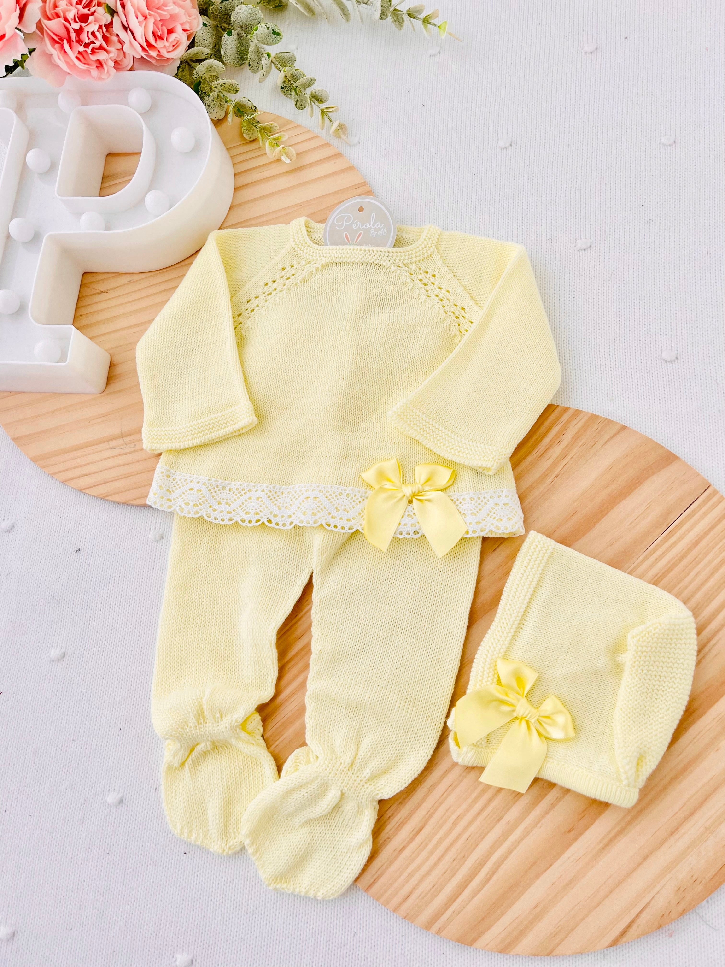 Conjunto Amarelo em malha fina: camisola, calças e touca