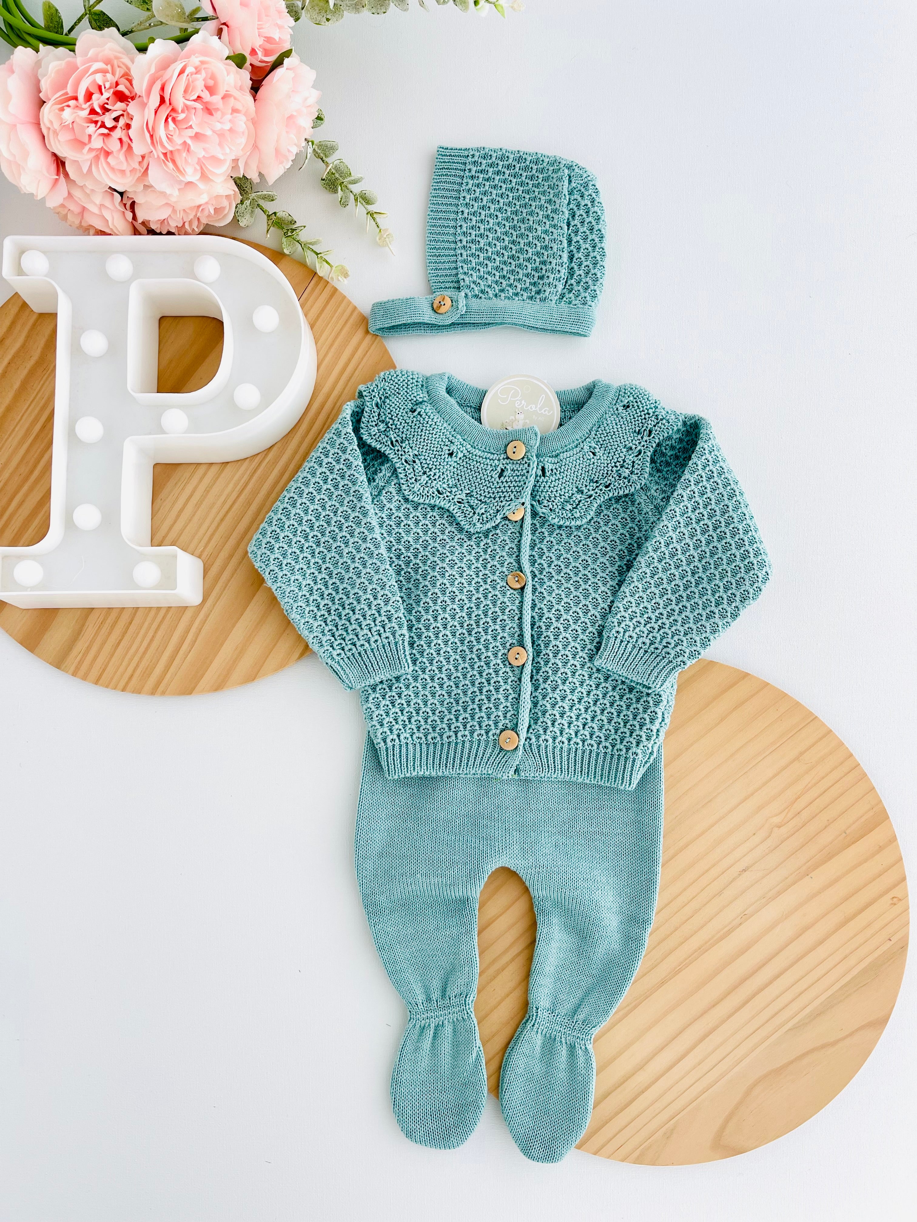 Conjunto malha com golinha: casaco, calças e touca- malha fina