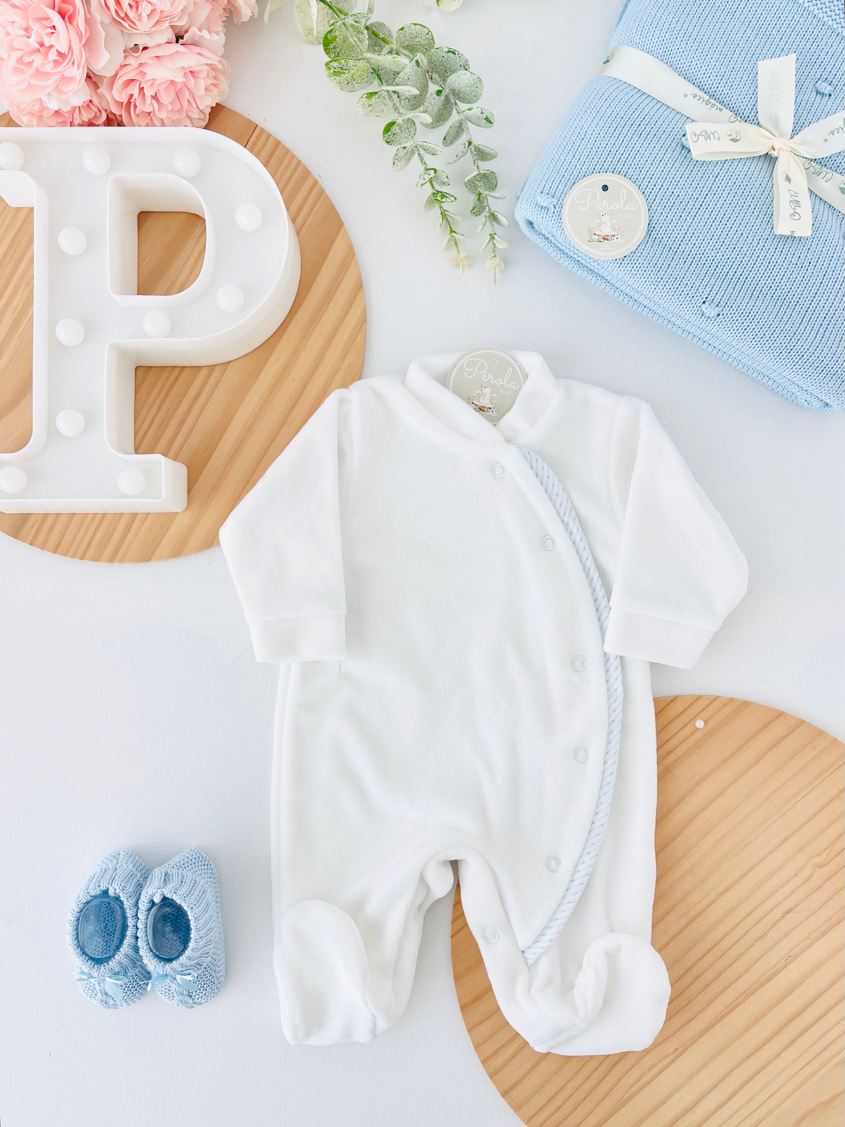 Babygrow branco para menino em veludo