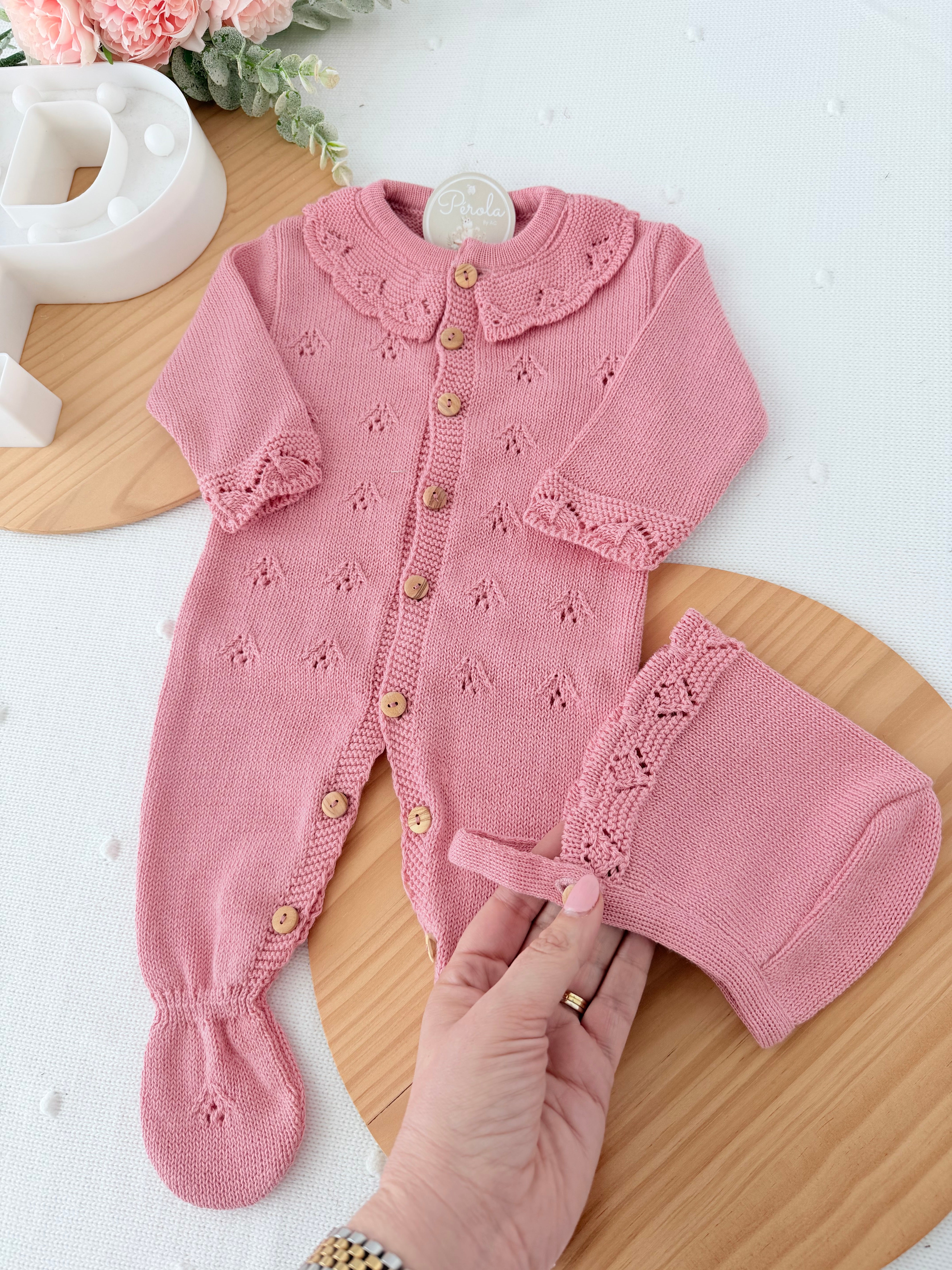 Conjunto Rosa Babygrow & Touca em Malha com Botões de Madeira