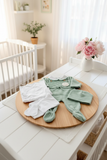 Pack saída de maternidade verde 5 peças: body, calças, jardineiras, camisola e gorro