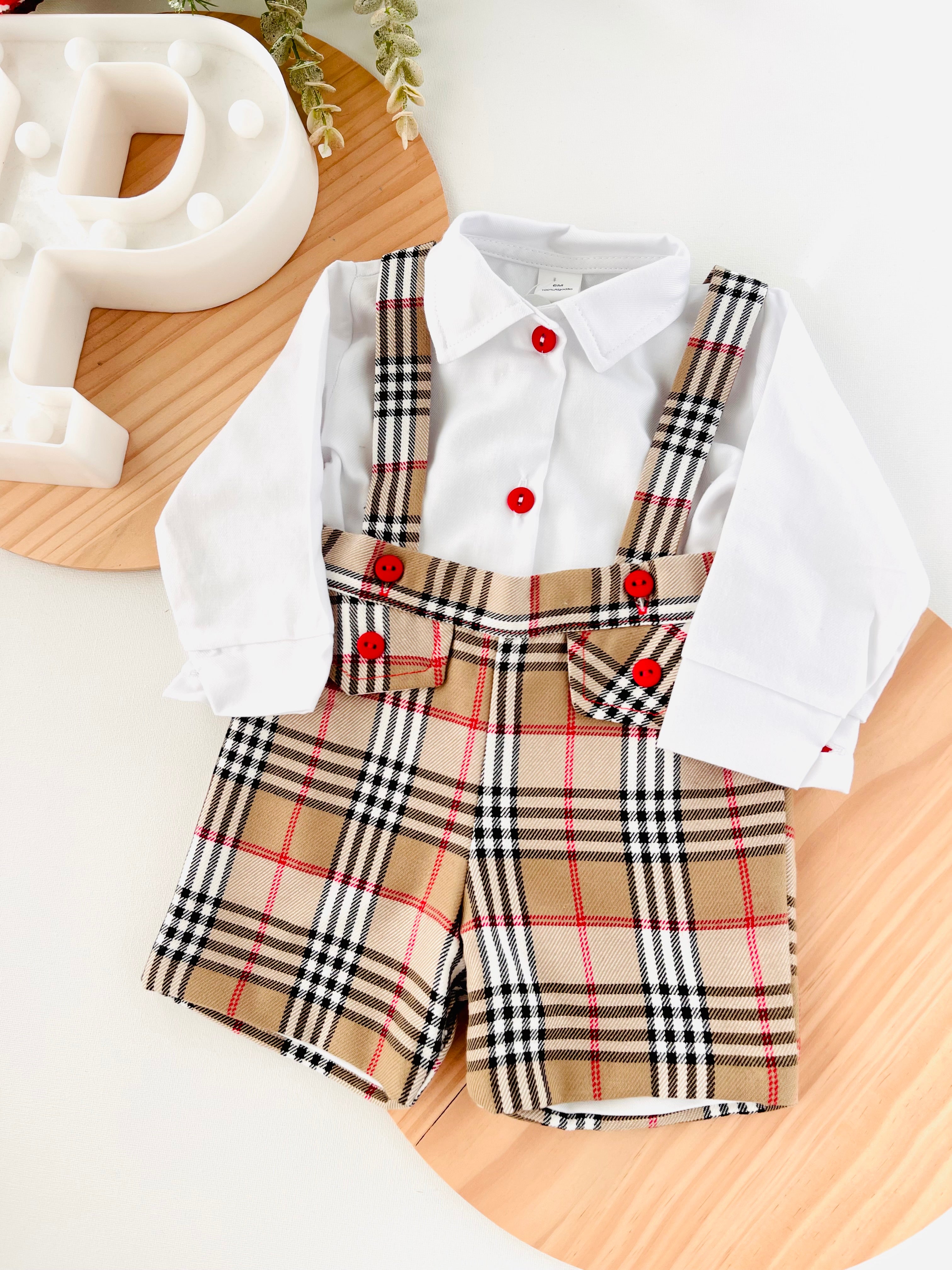 Conjunto menino xadrez estilo Burberry: Calções com alças e camisa 3M