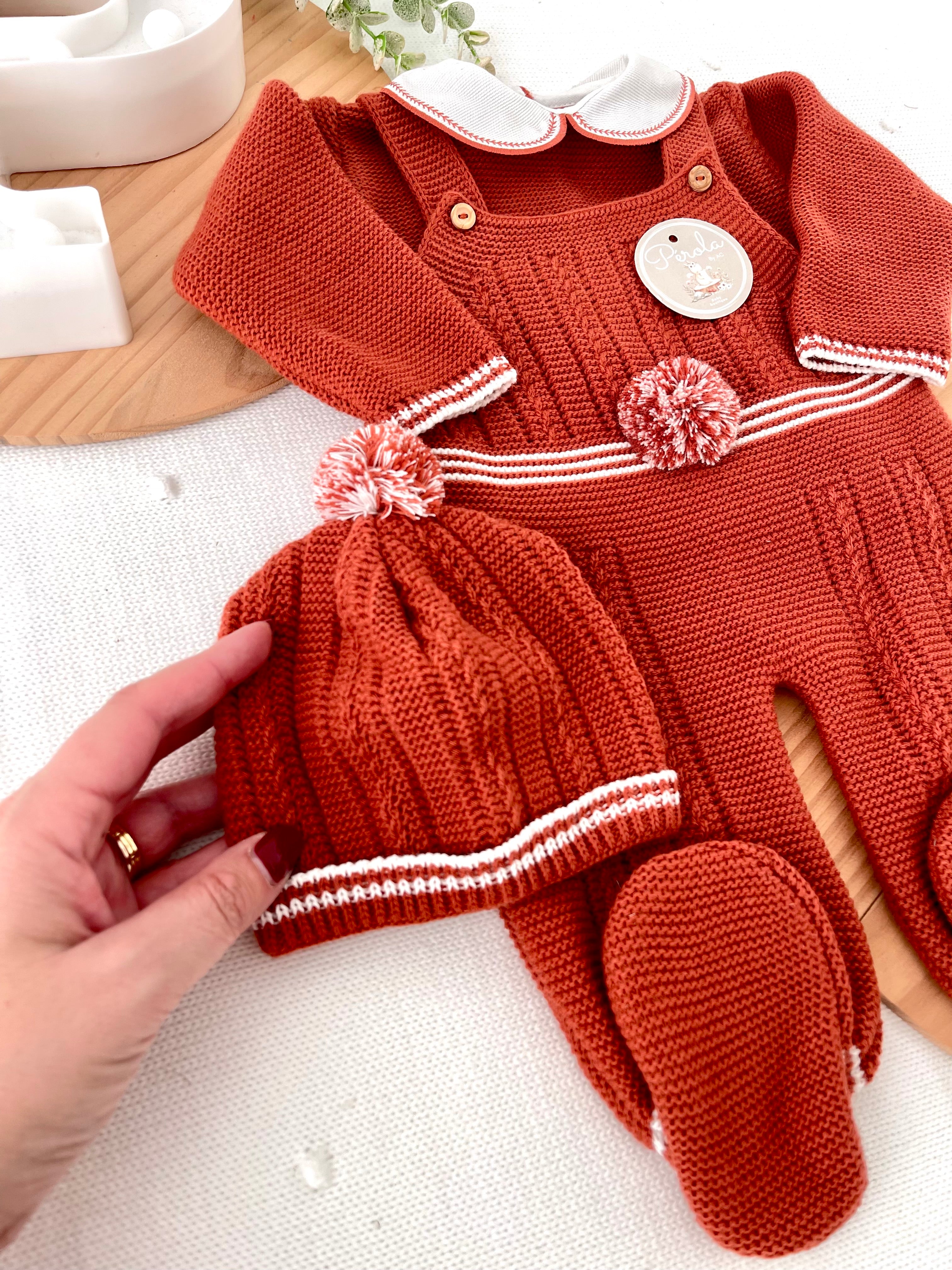 Conjunto Pompom Tijolo: jardineiras, camisola e gorro