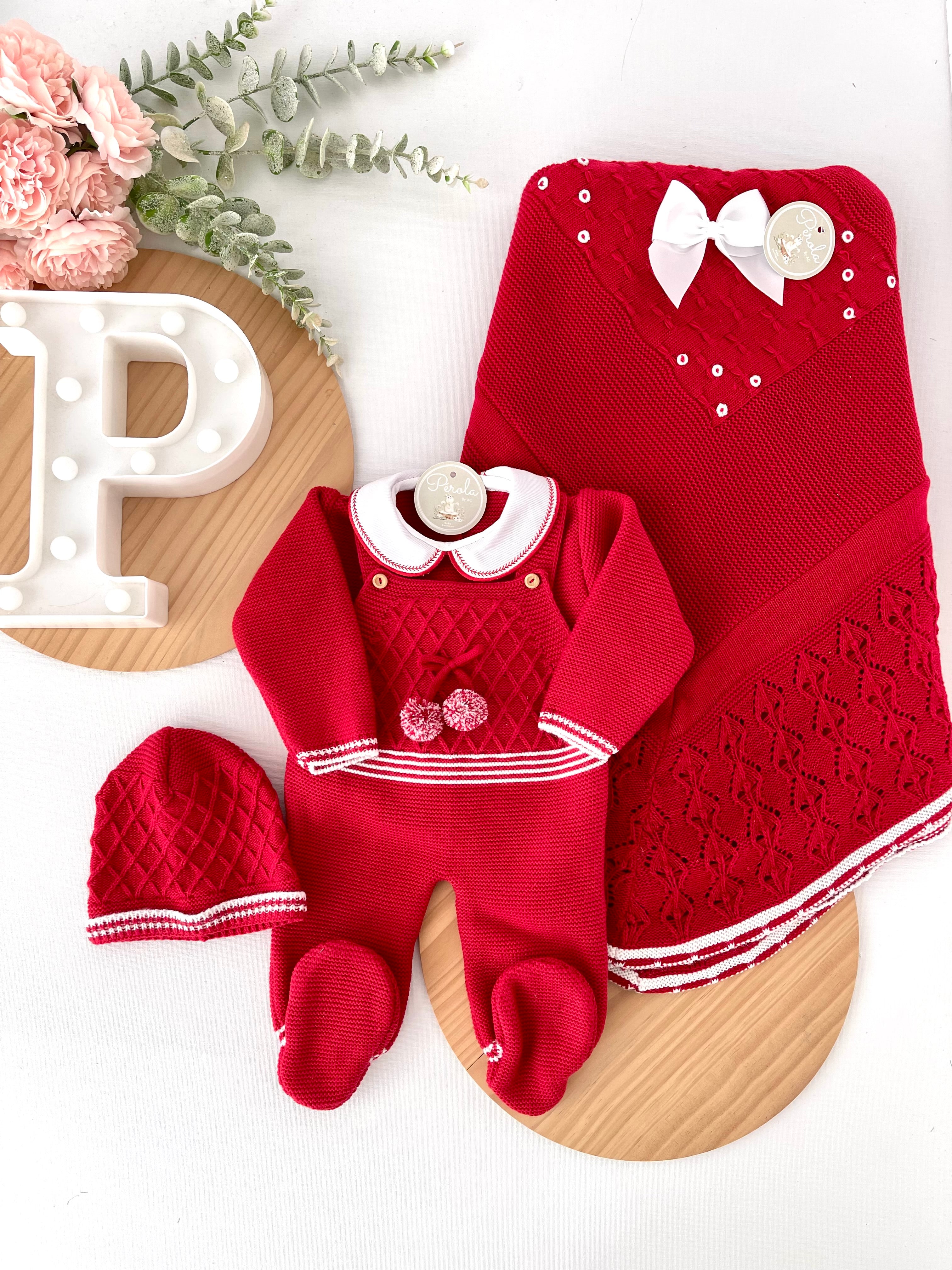 Saída de maternidade vermelho pompoms: jardineiras, camisola e gorro