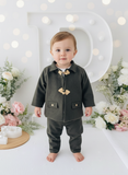 Conjunto menino em fazenda 3 peças: casaco, calças e camisola