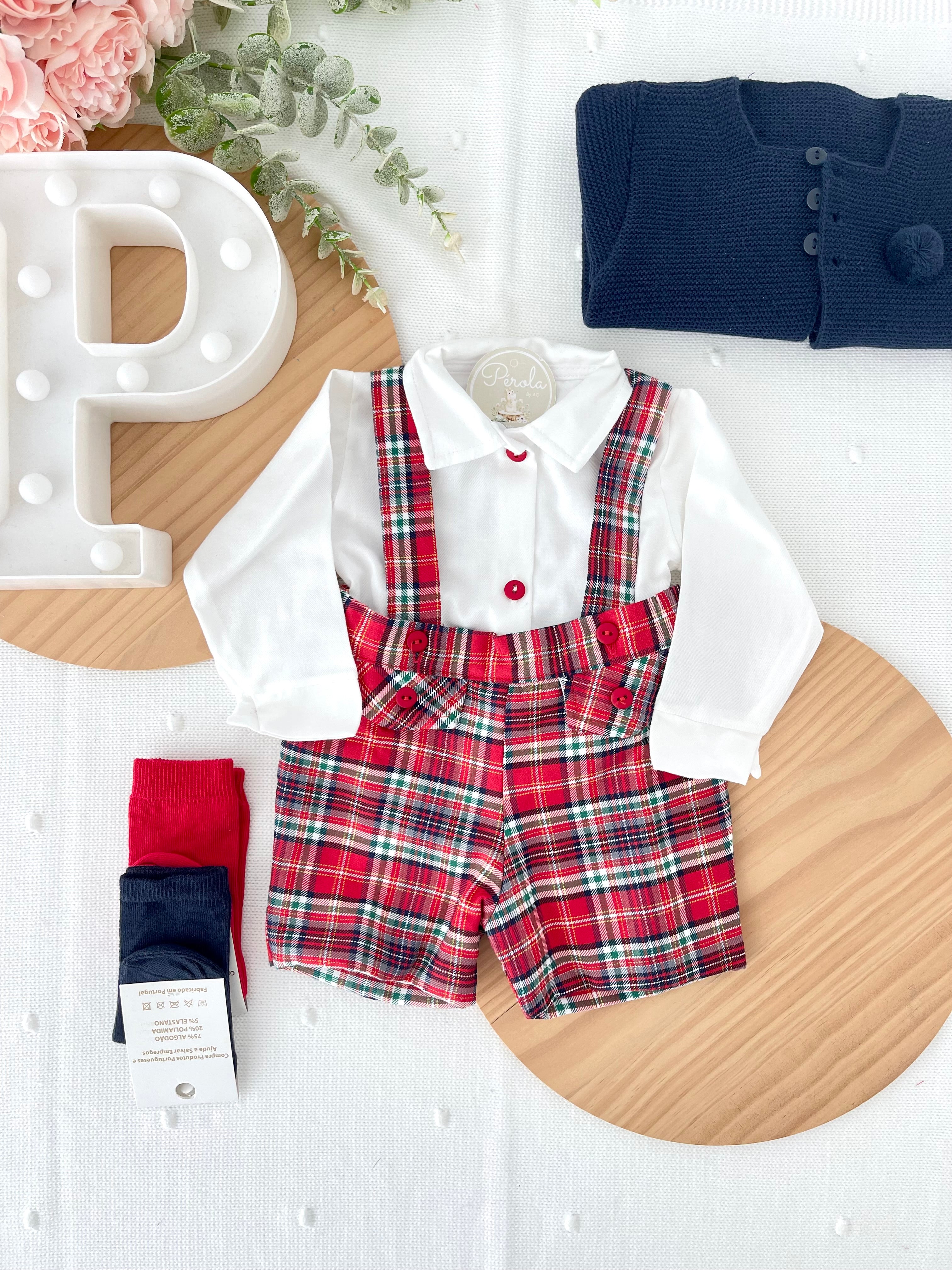 Conjunto menino xadrez vermelho e verde: Calções com alças e camisa