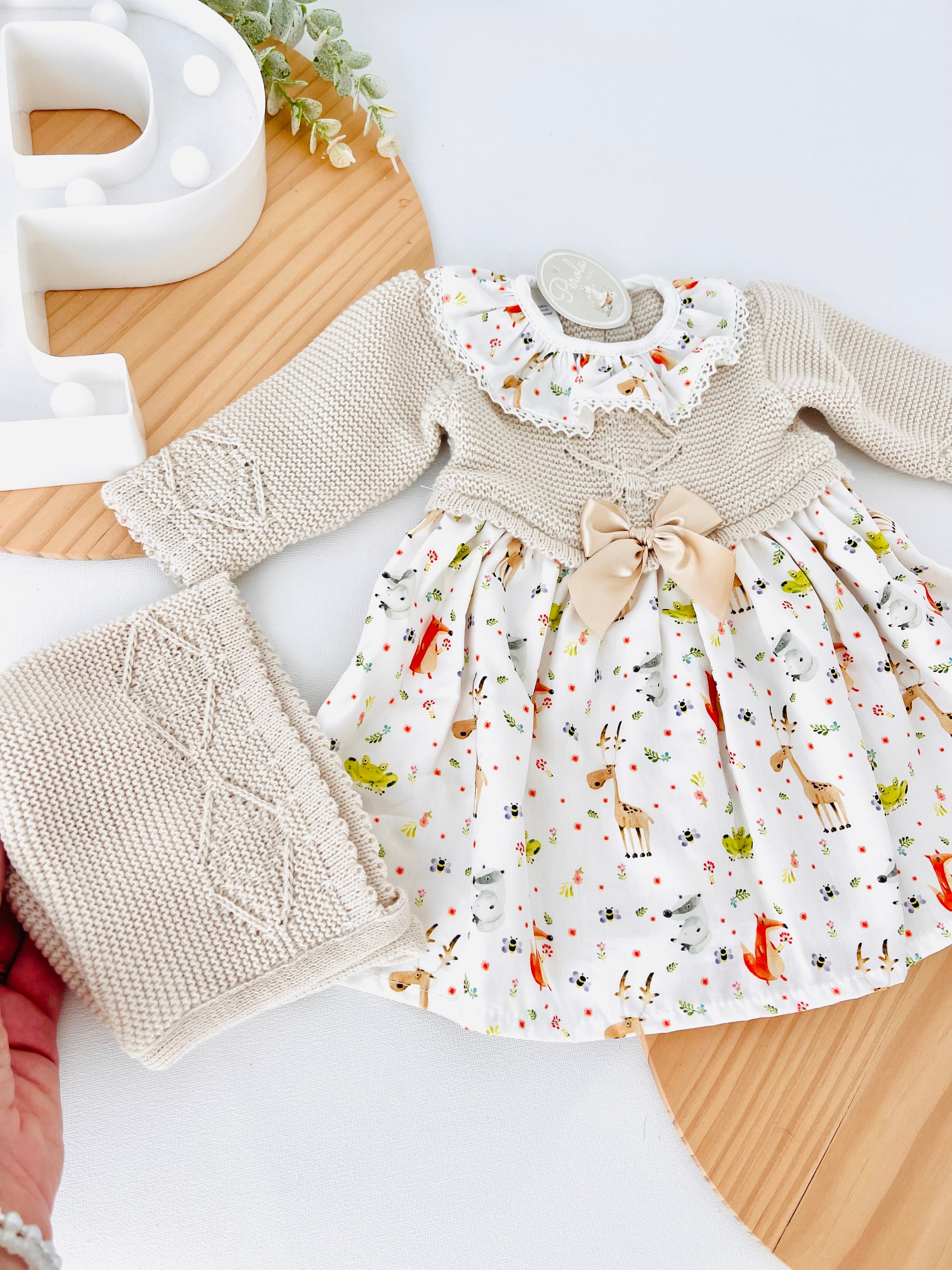 Vestido e touca Bege