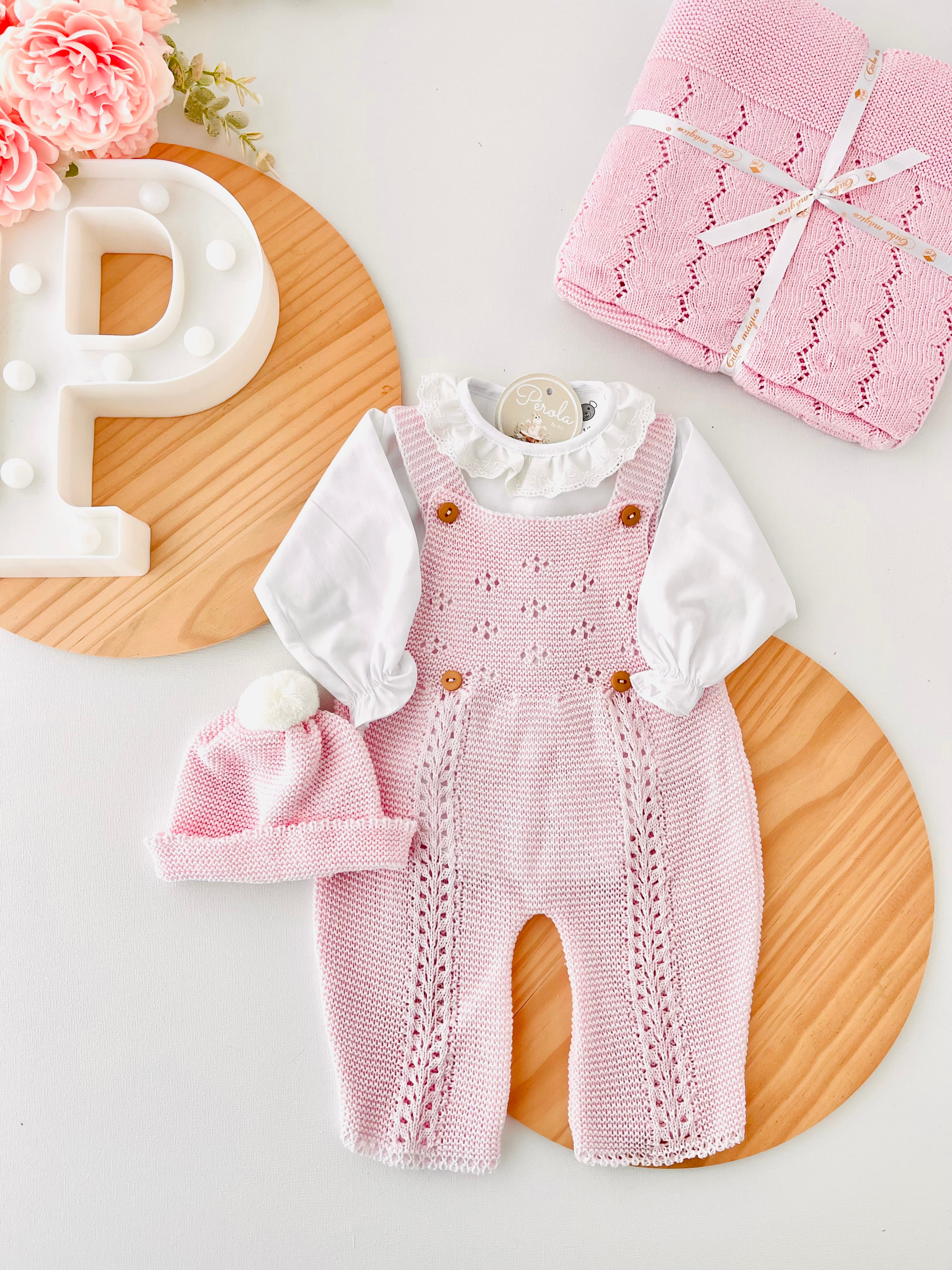 Saída de maternidade ROSA: jardineiras, blusa e gorro 100% algodão Primavera/Verão
