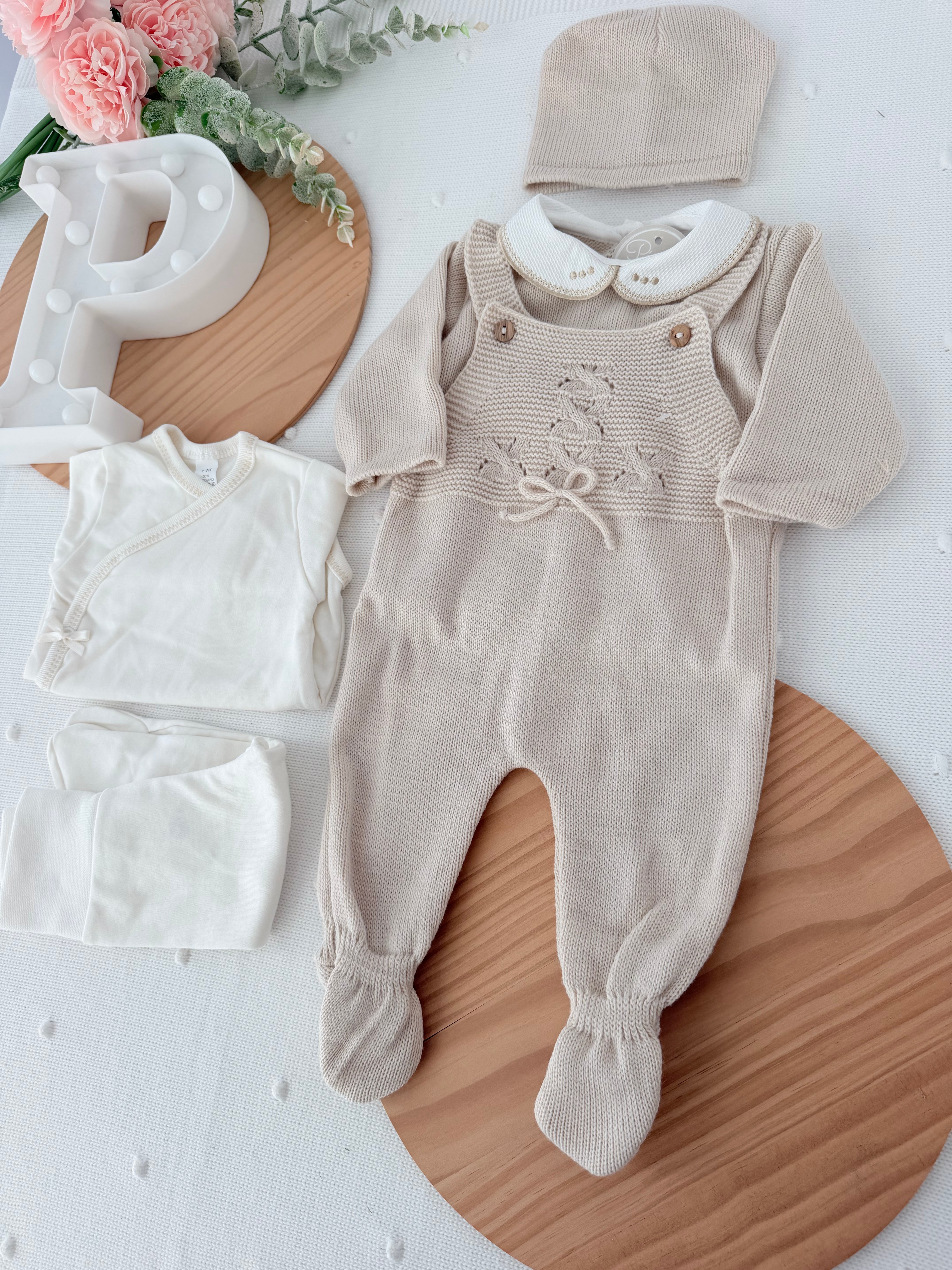 Pack saída de maternidade Bege 5 peças: body, calças, jardineiras, camisola e gorro