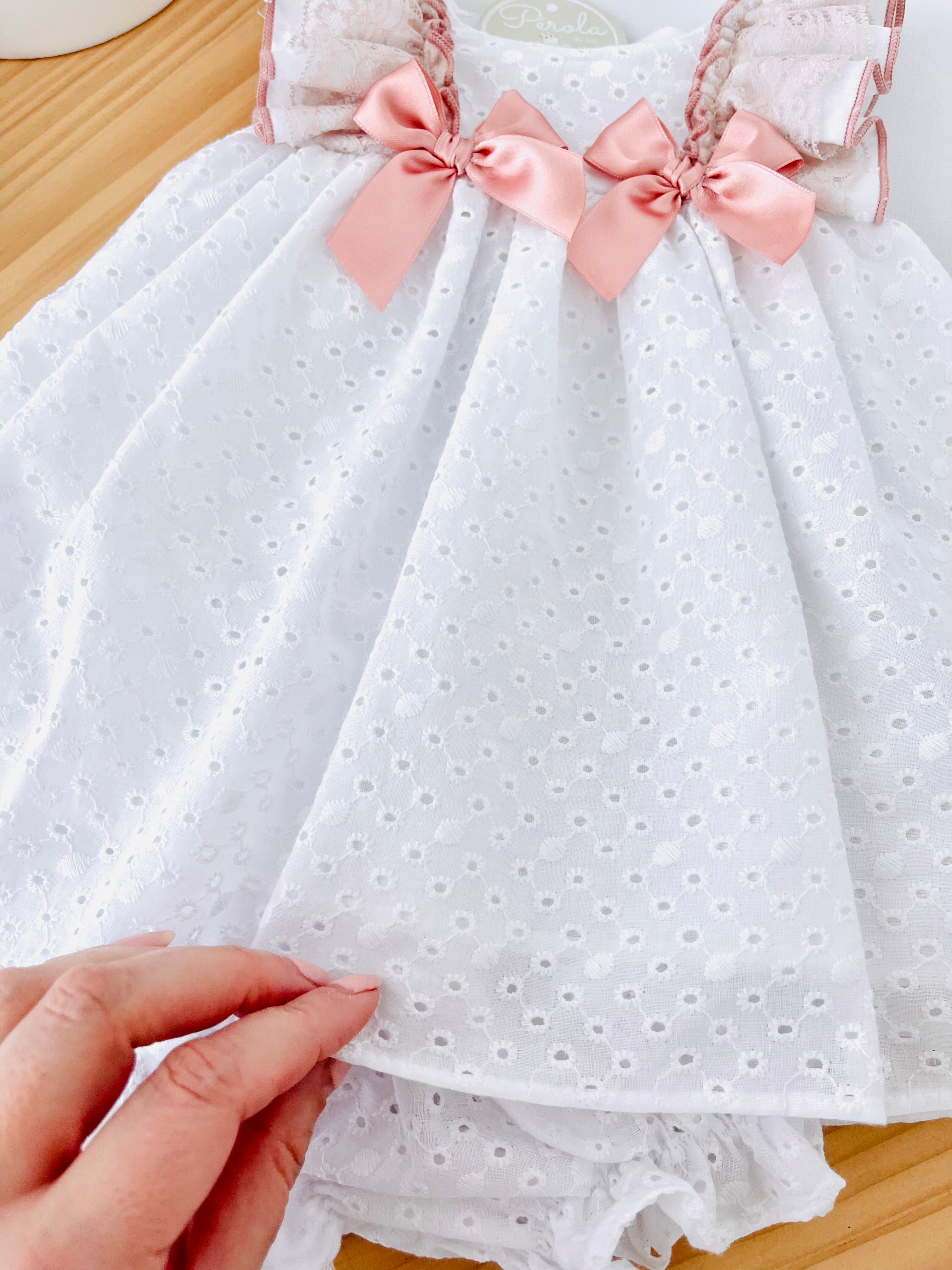 Conjunto cerimónia em Renda: vestido e tapa fraldas