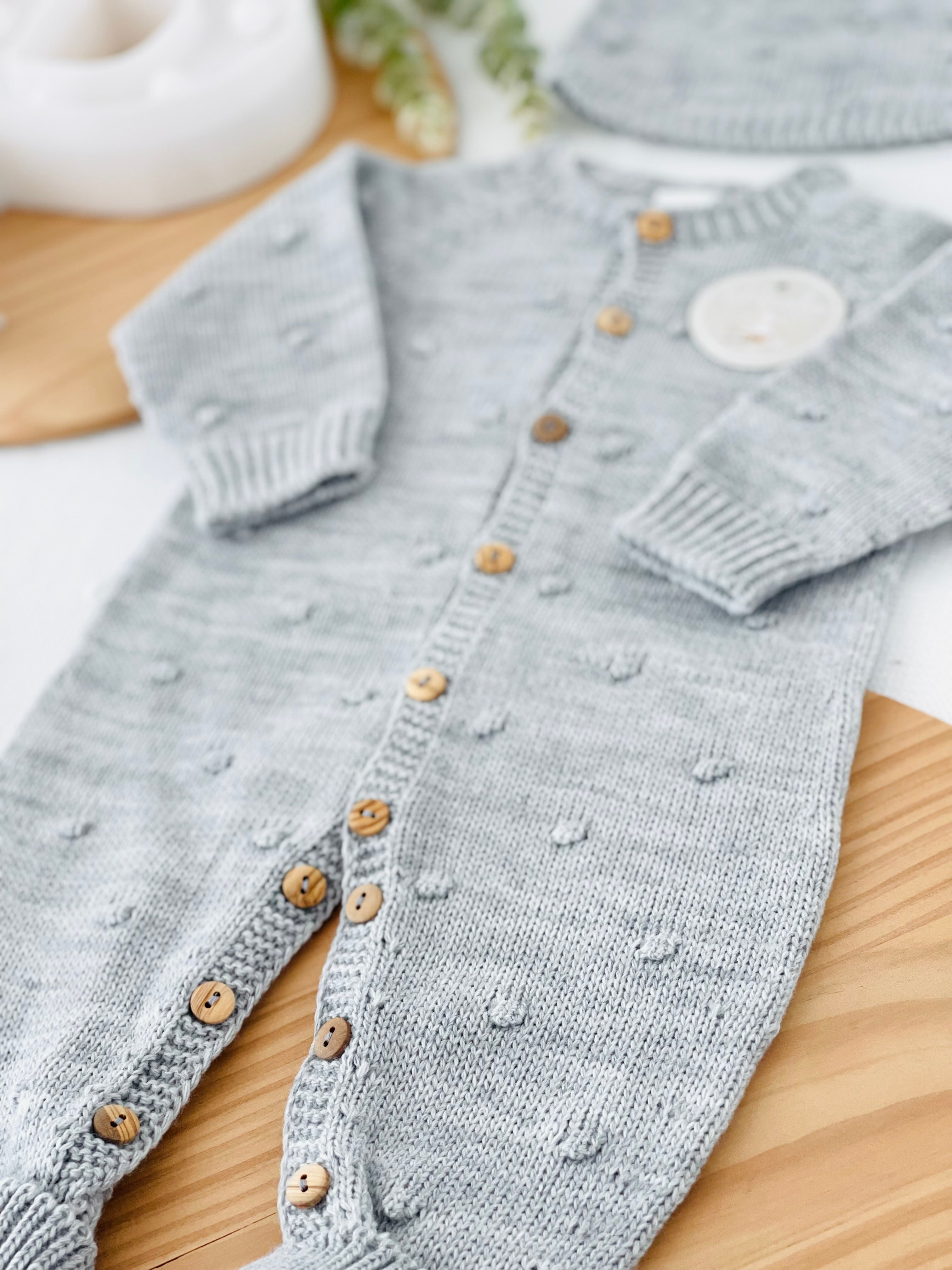 Conjunto bolinhas CINZA : macacão, gorro e carapins de malha