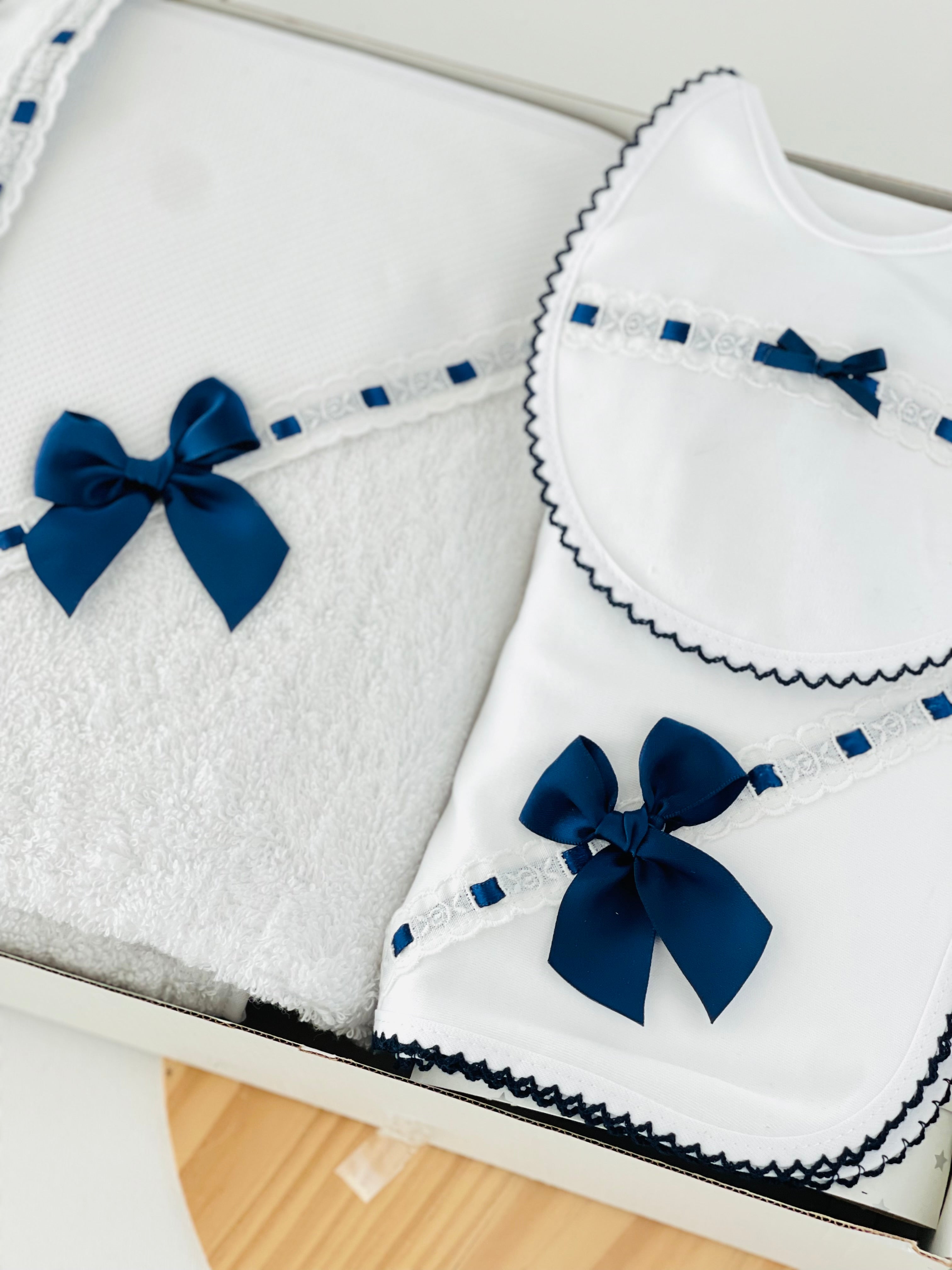 Box enxoval: toalha de banho, fralda, babete e prende chupetas