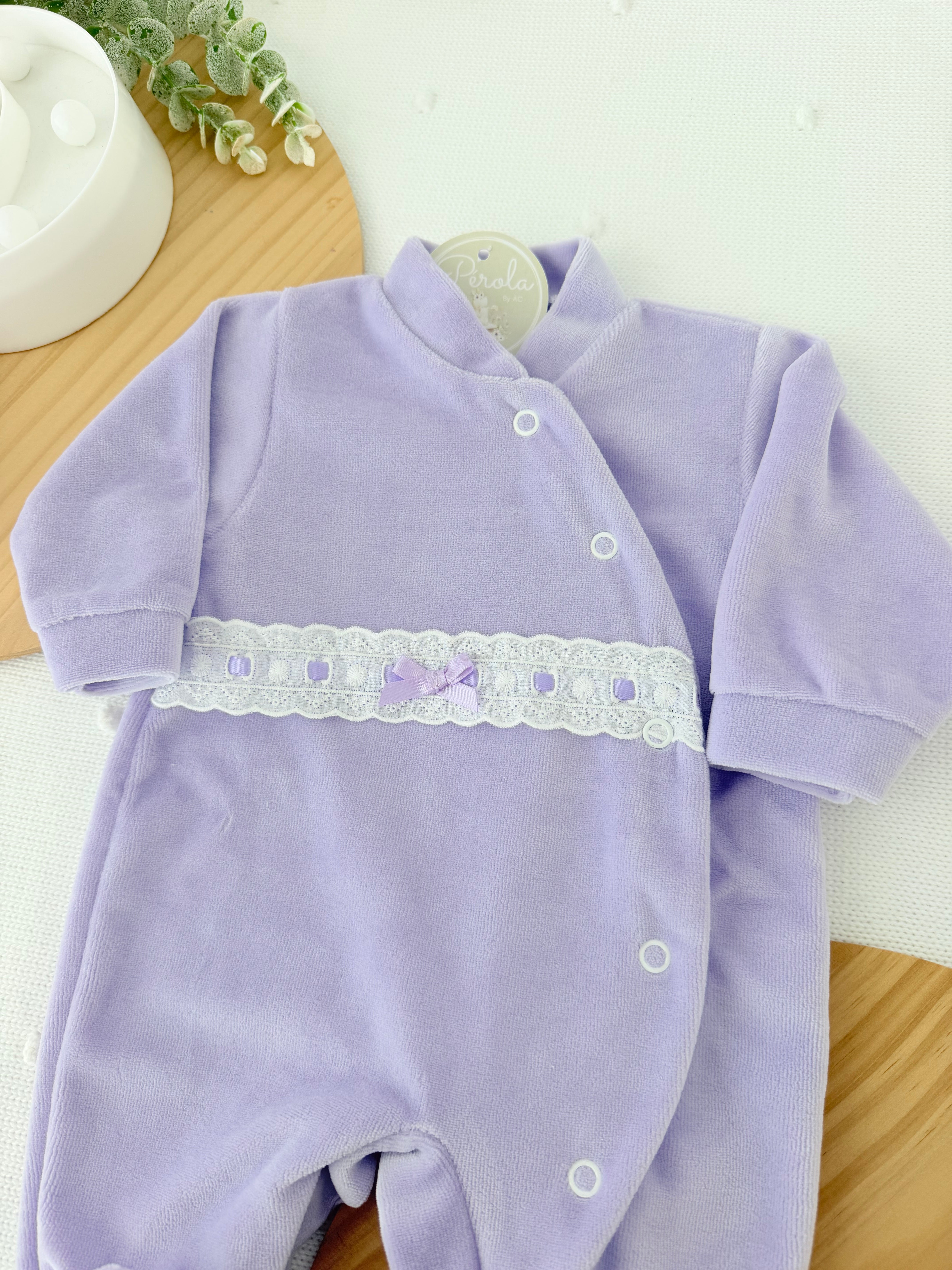 Babygrow lilás em veludo