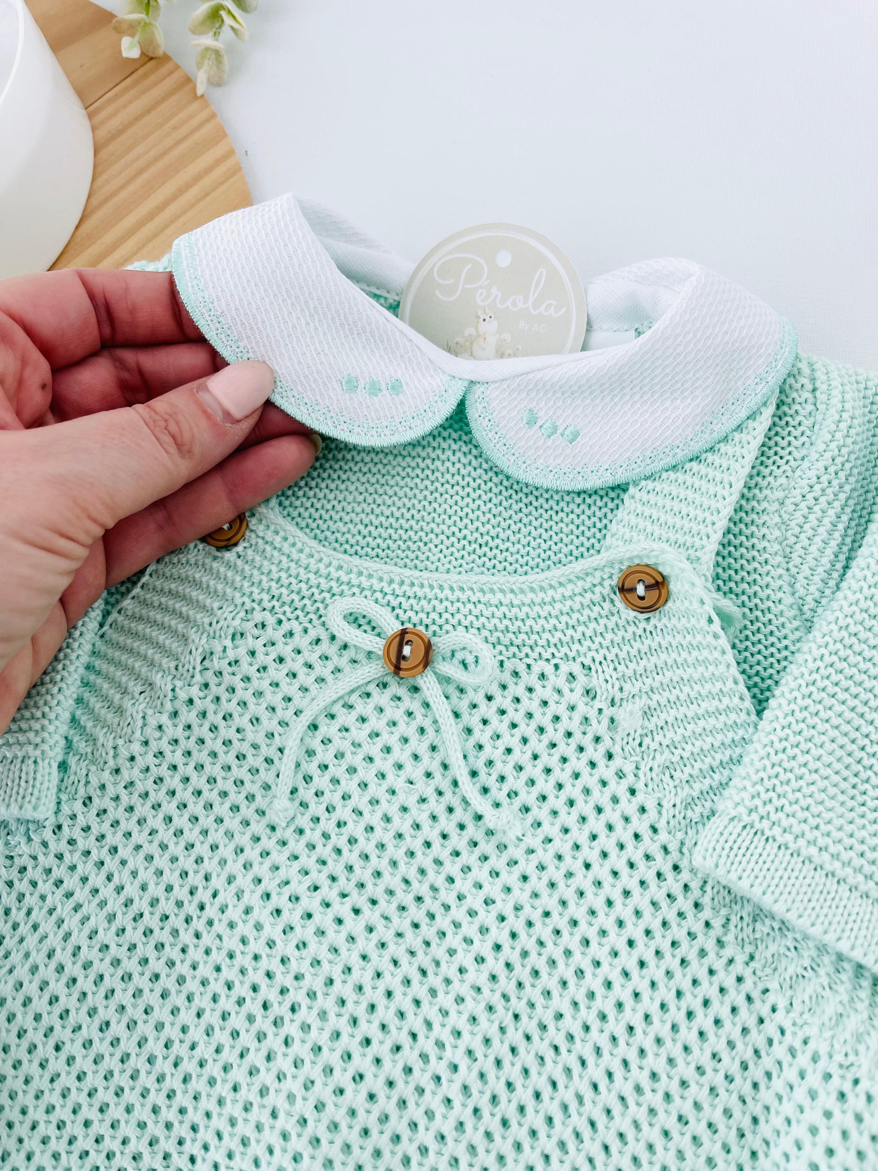 Saída de maternidade laço: jardineiras, camisola e gorro