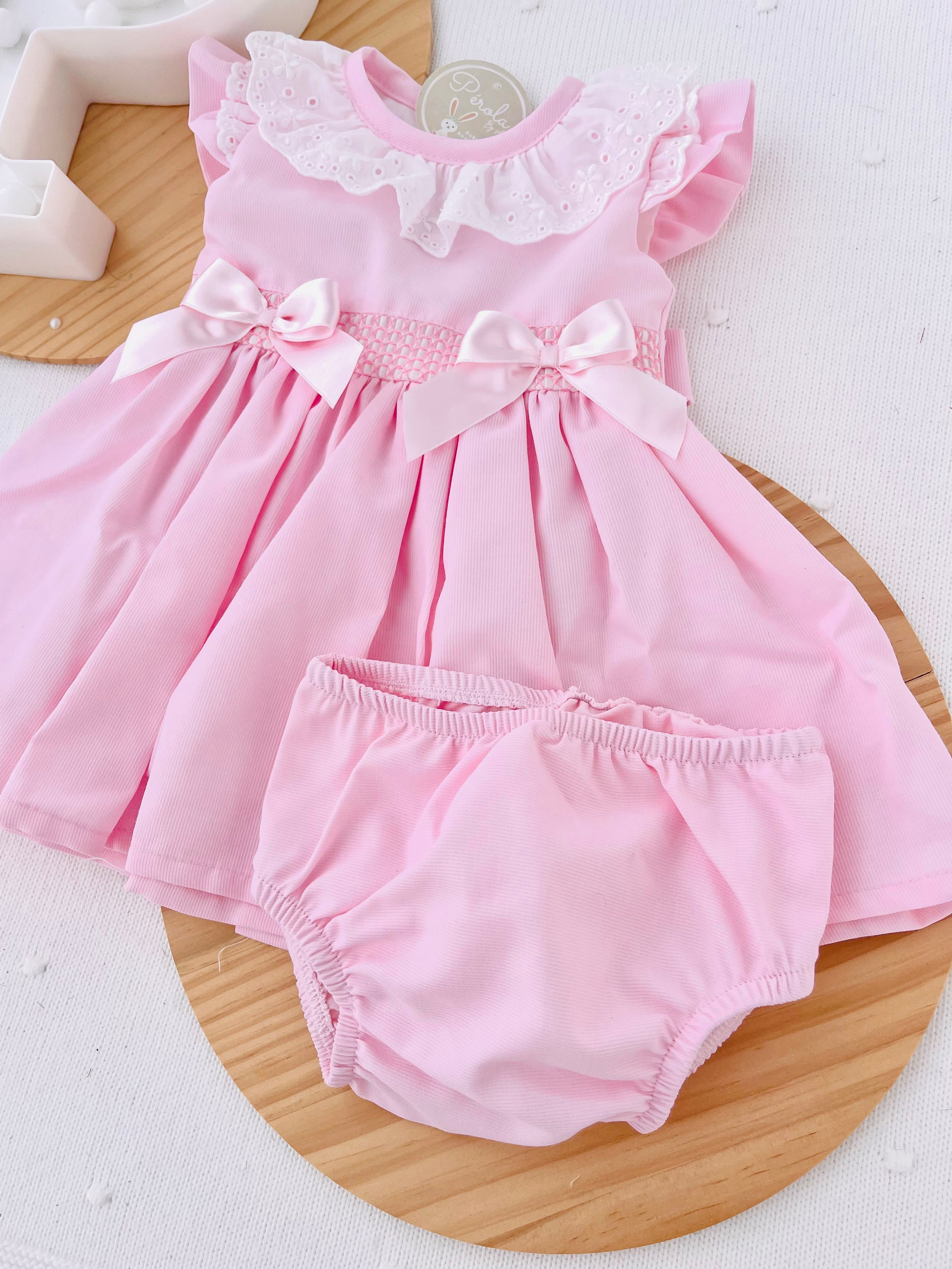 Conjunto cerimónia rosa: vestido com laço grande nas costas e tapa fraldas