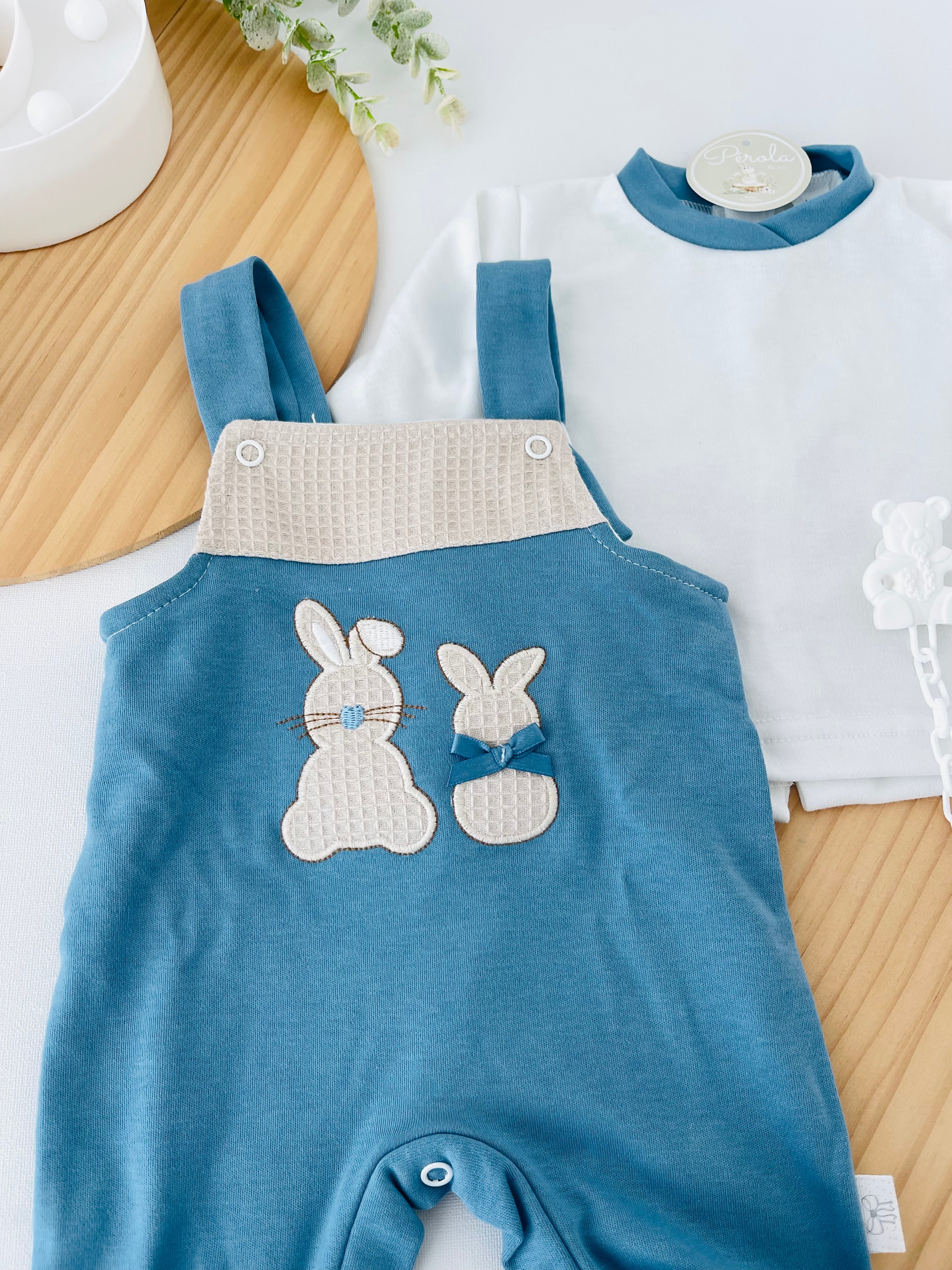 Conjunto coelhinhos: jardineiras, camisola e prende chupetas