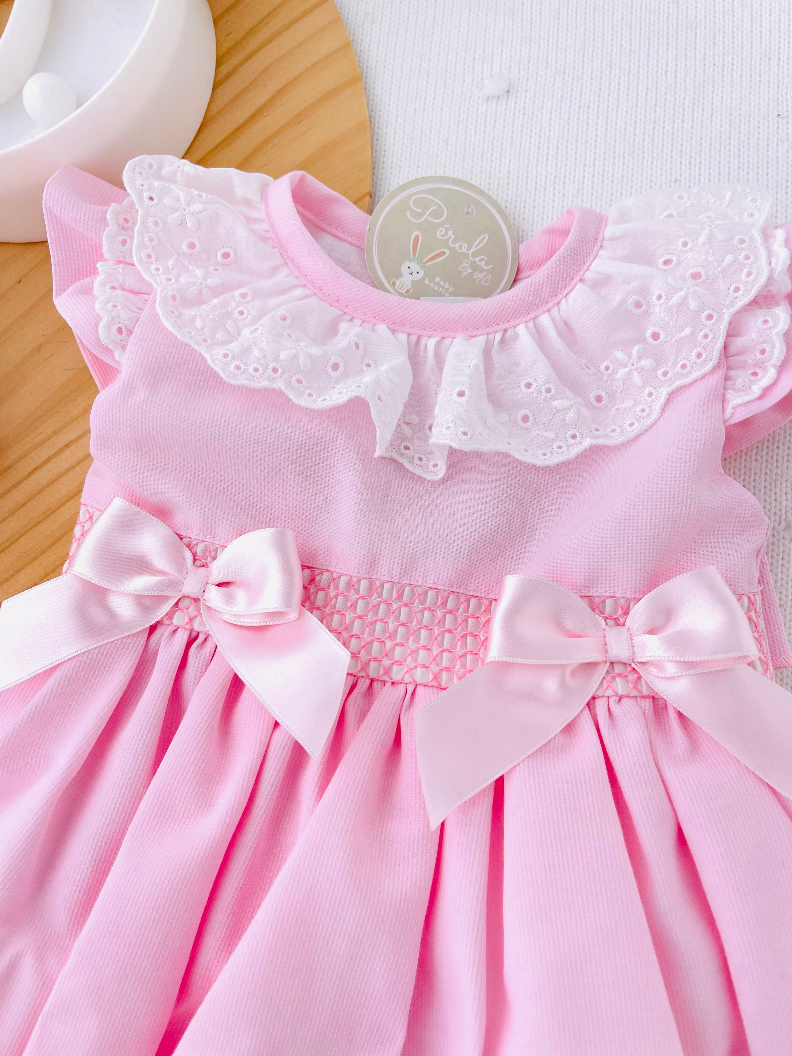 Conjunto cerimónia rosa: vestido com laço grande nas costas e tapa fraldas