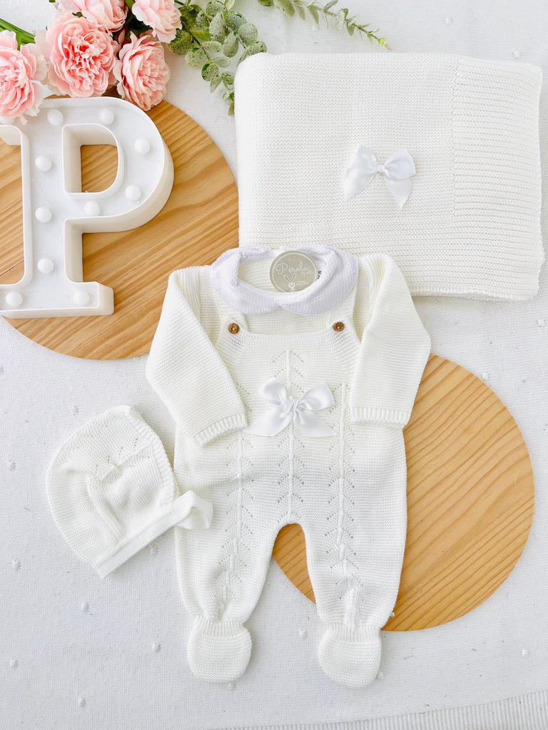 Conjunto recém nascido branco 4 peças : manta, jardineiras, camisola e touca