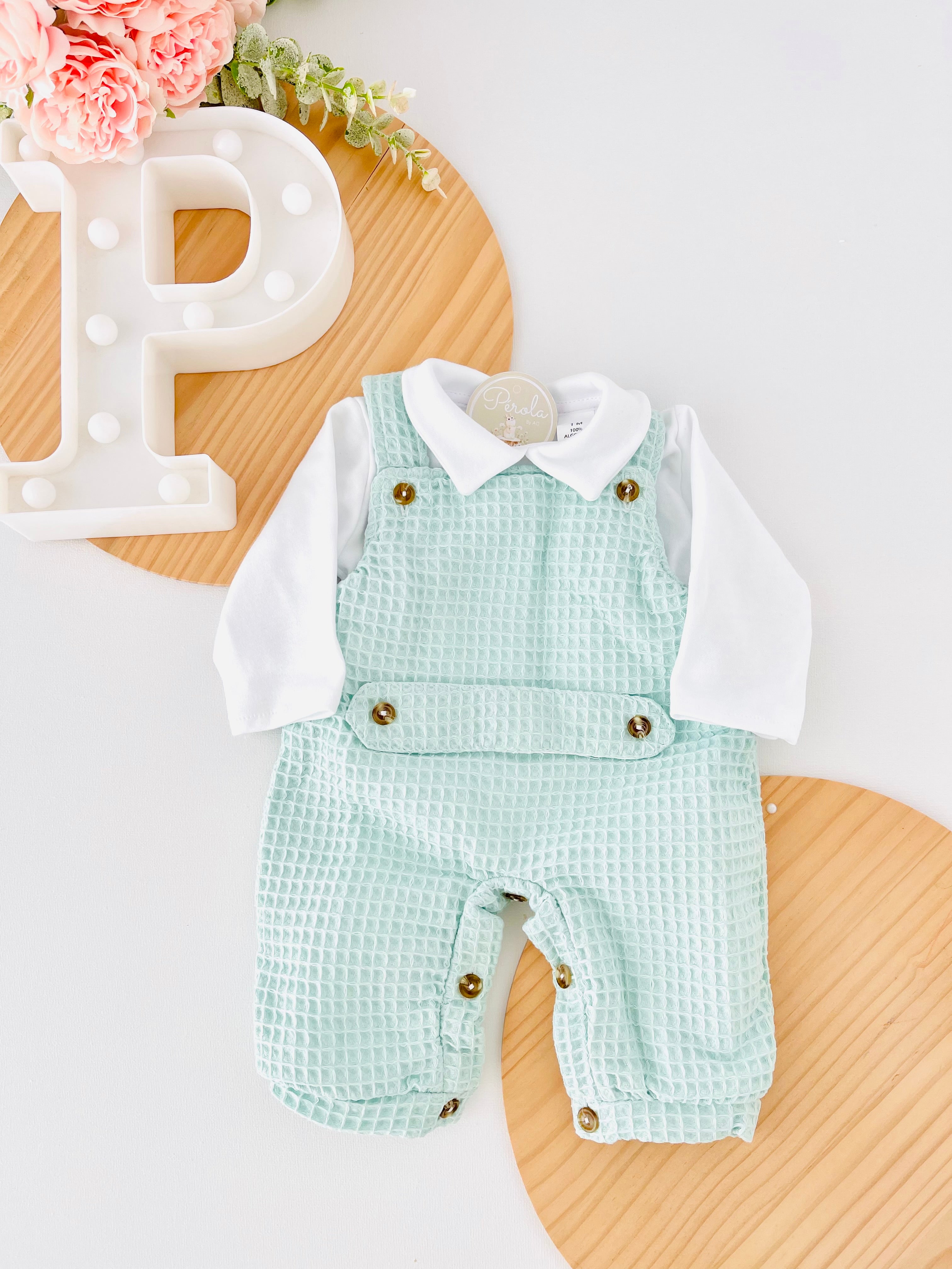 Jardineiras e camisola em verde água