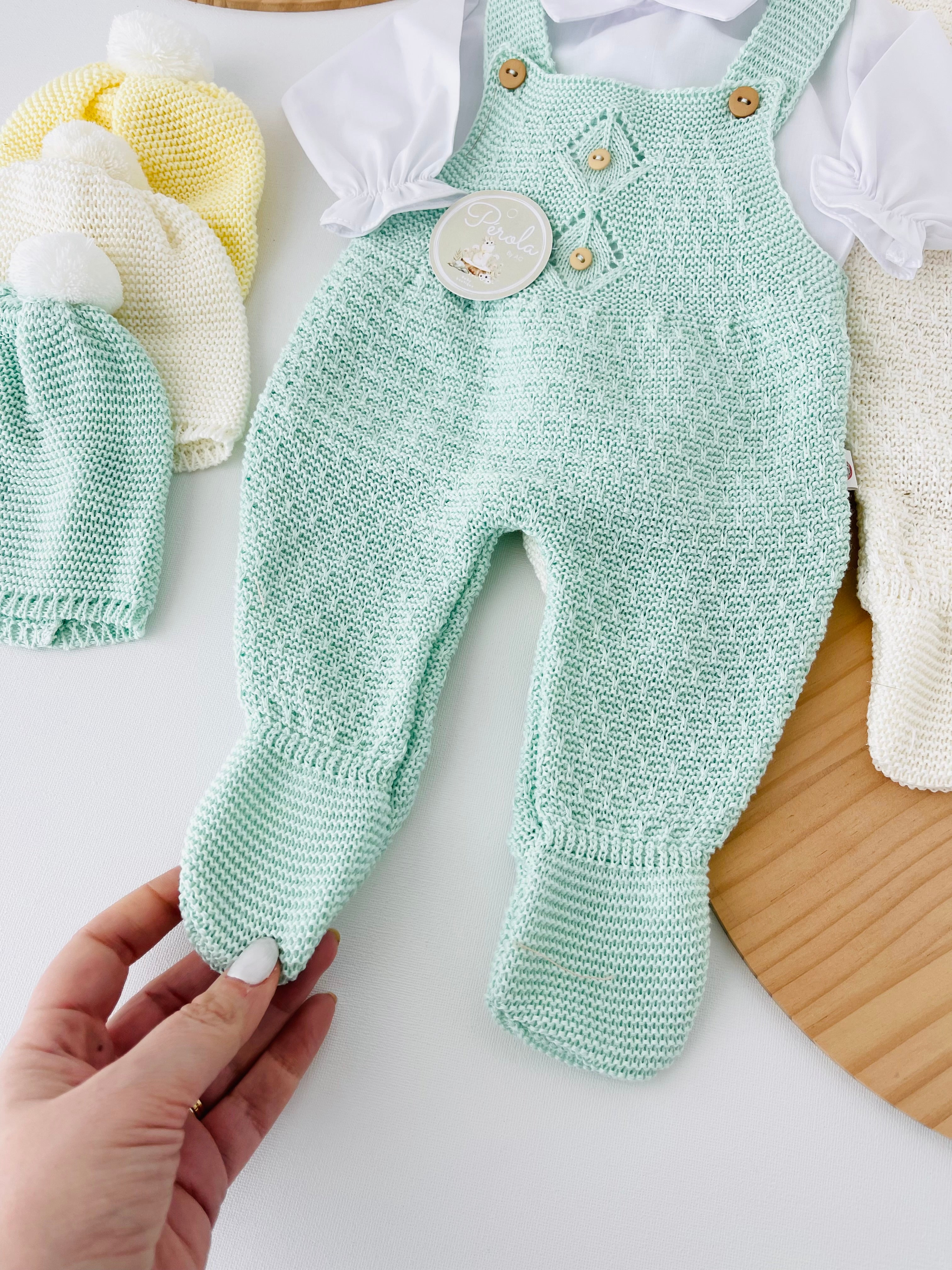 Saída de maternidade: camisa, gorro e jardineiras com pé - 100% algodão