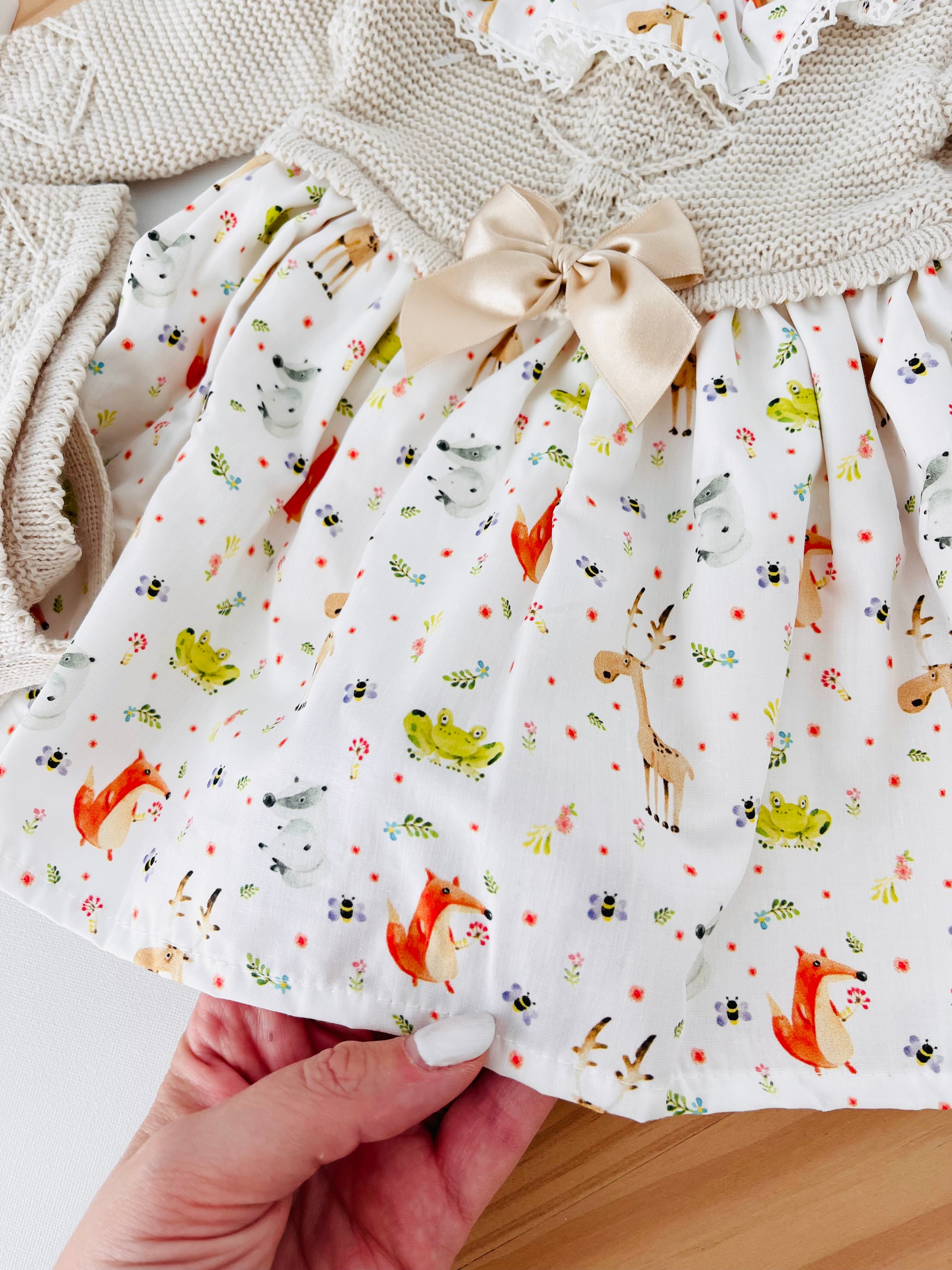 Vestido e touca Bege