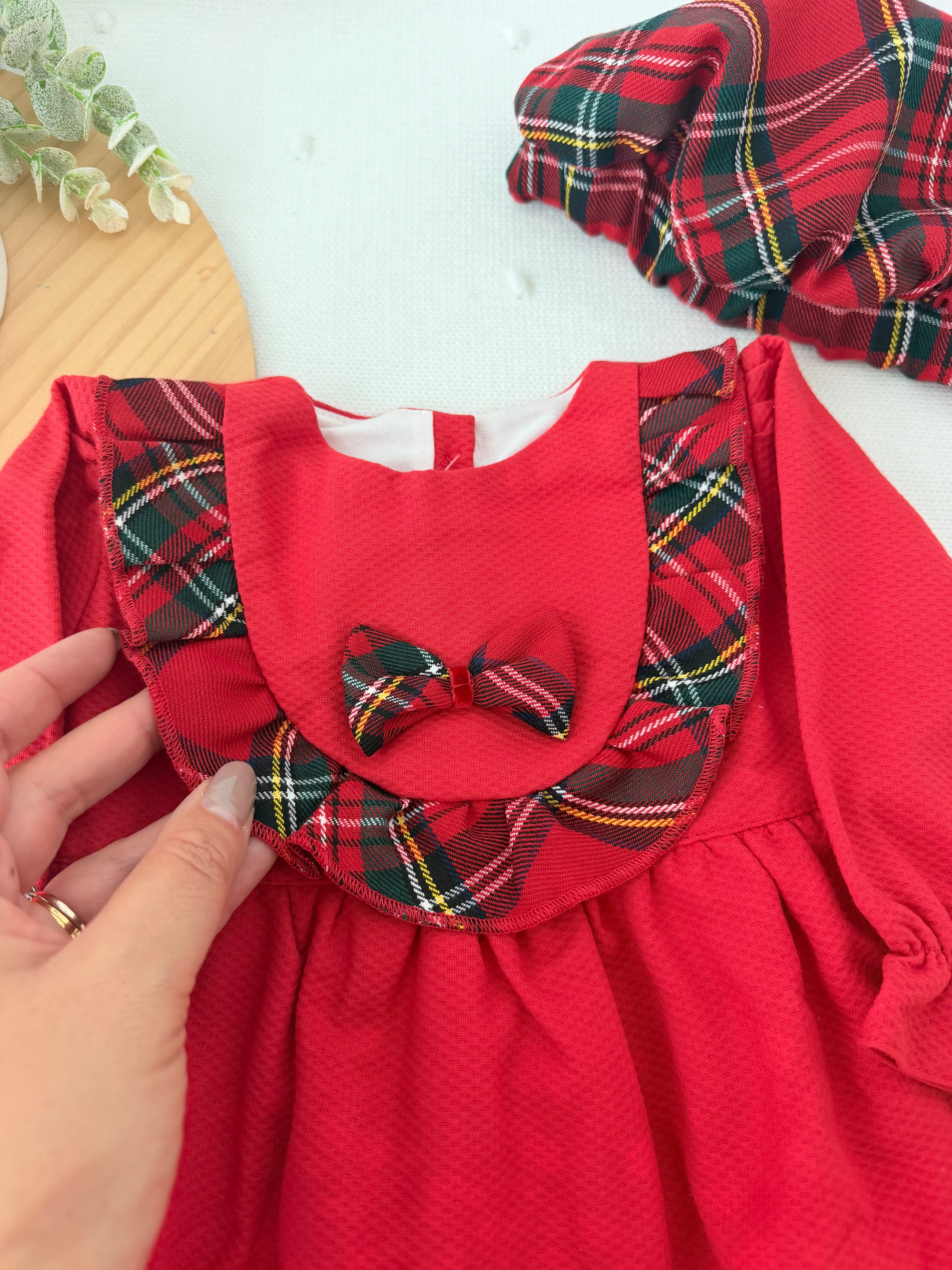 Vestido e boina em vermelho