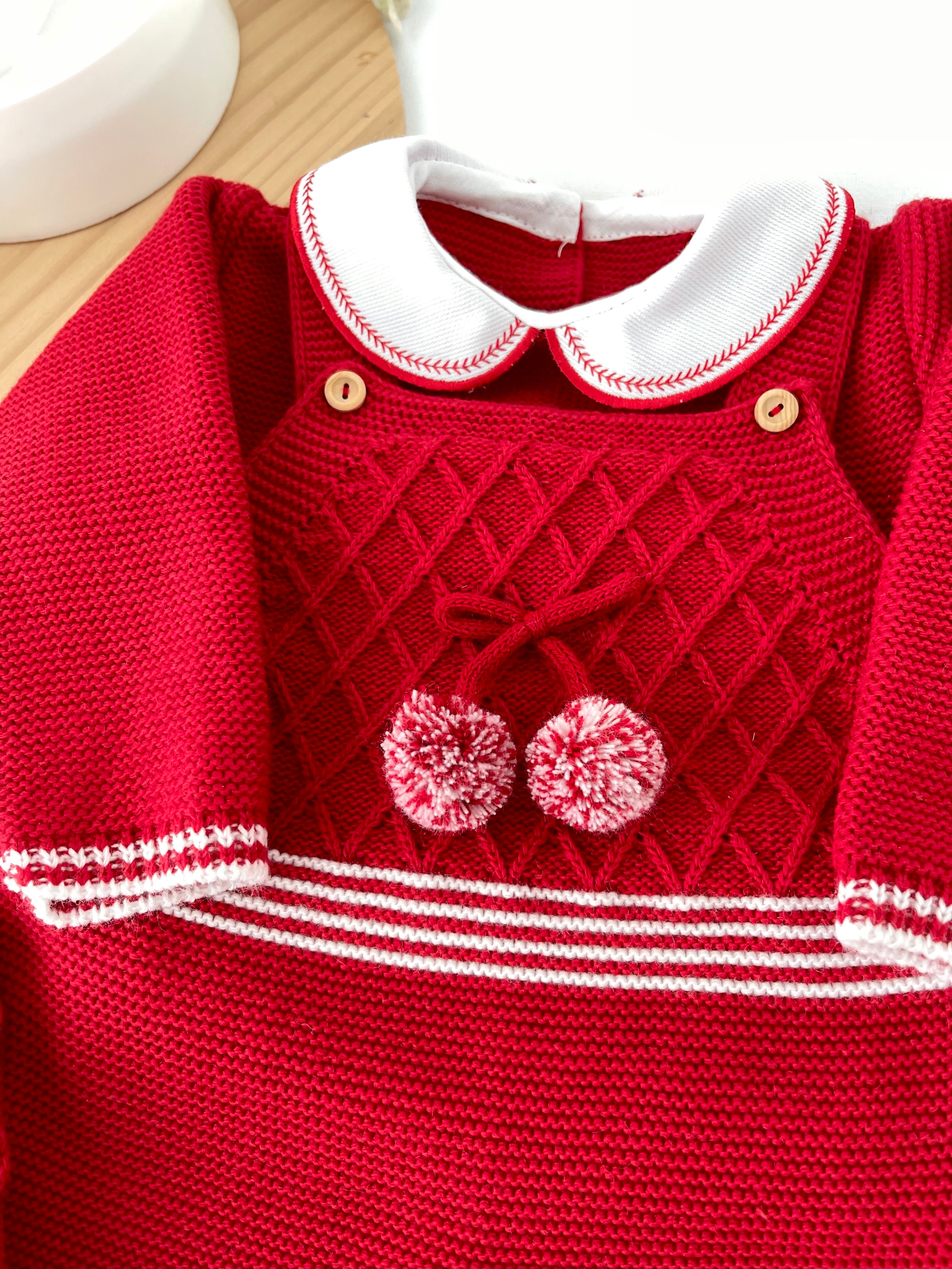 Saída de maternidade vermelho pompoms: jardineiras, camisola e gorro