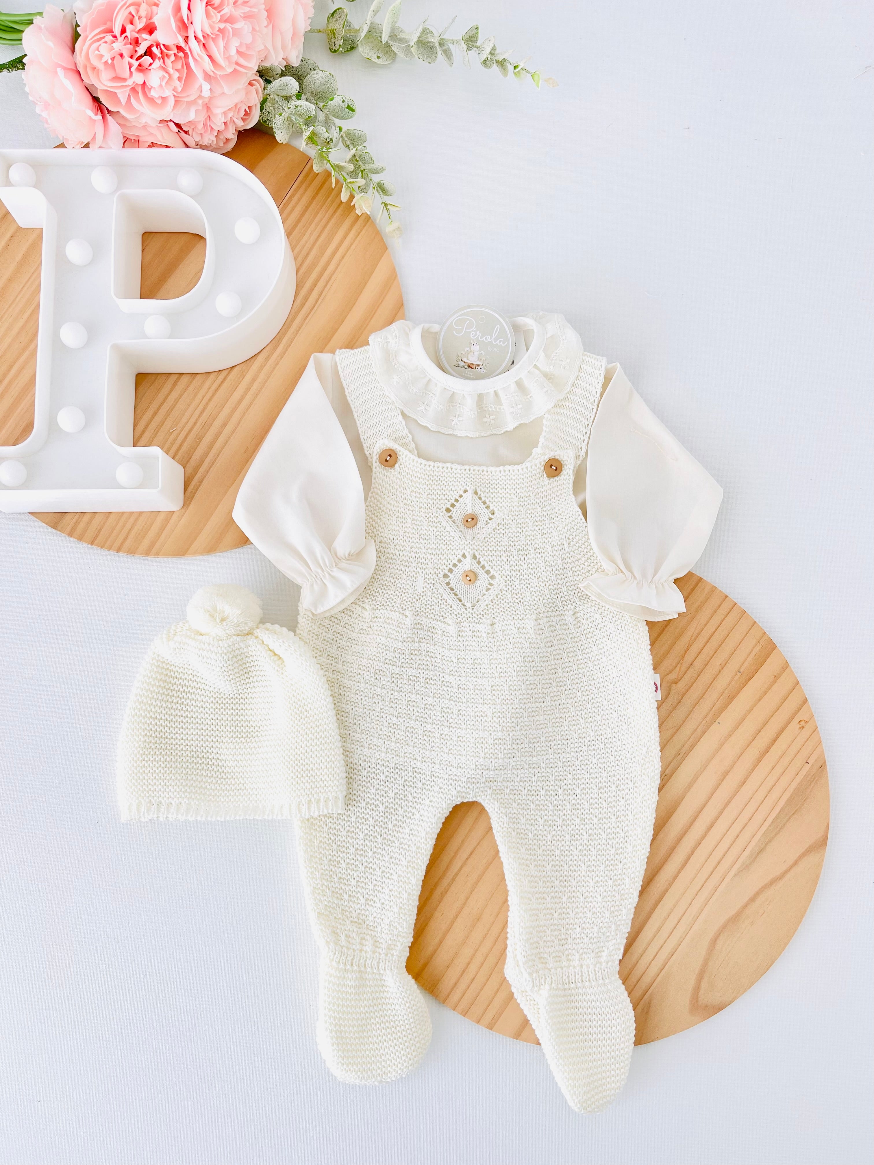 Saída de maternidade: blusa, gorro e jardineiras pé