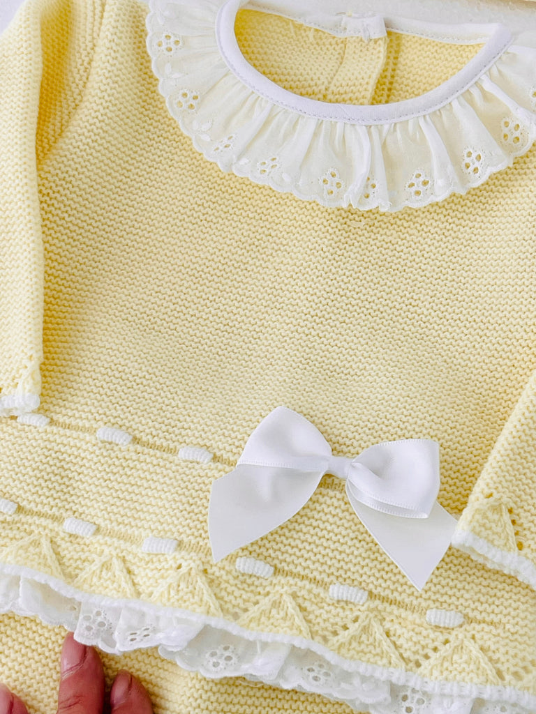 Conjunto rendinha amarelo: camisola, calças e touca