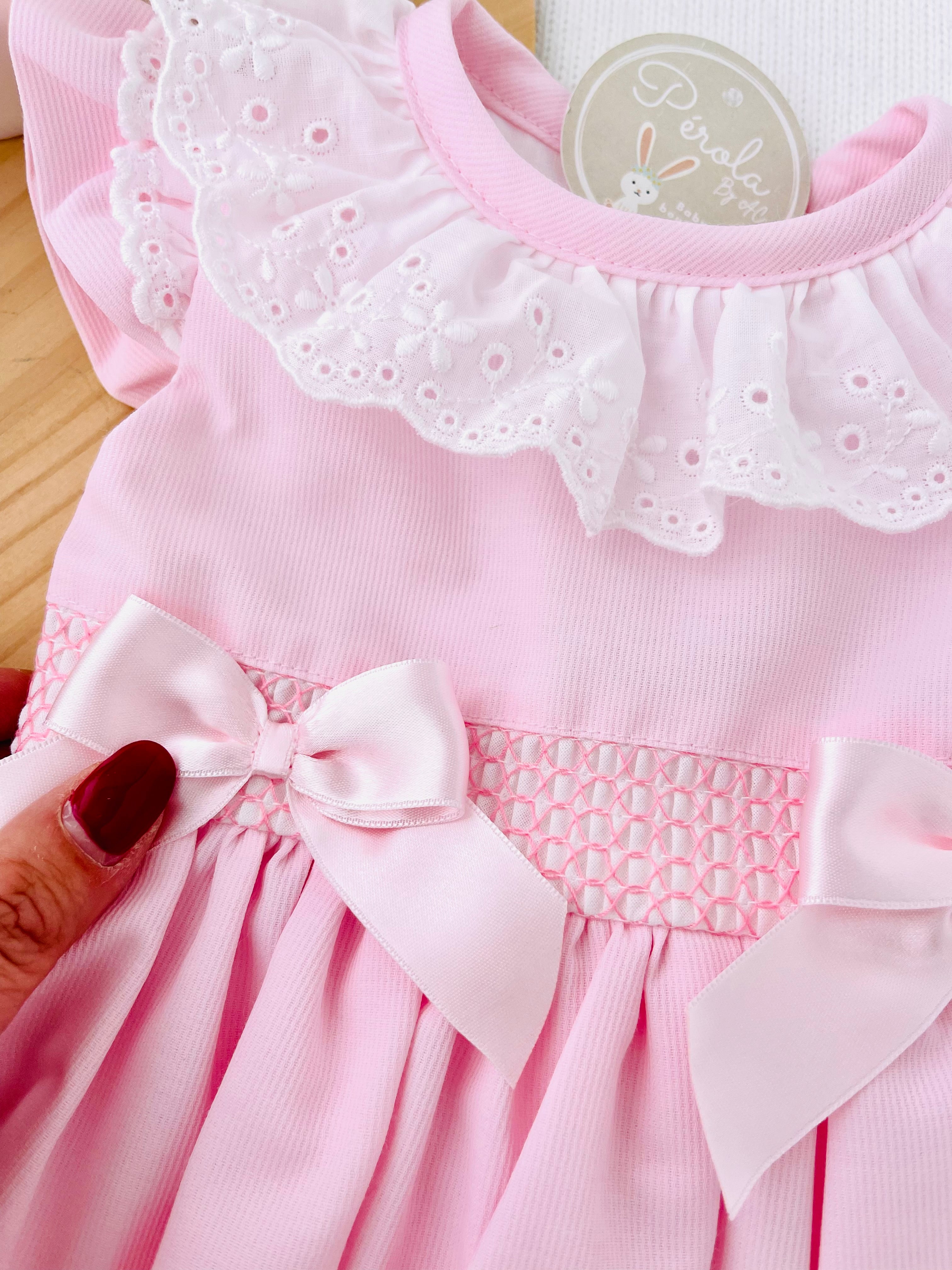 Conjunto cerimónia rosa: vestido com laço grande nas costas e tapa fraldas