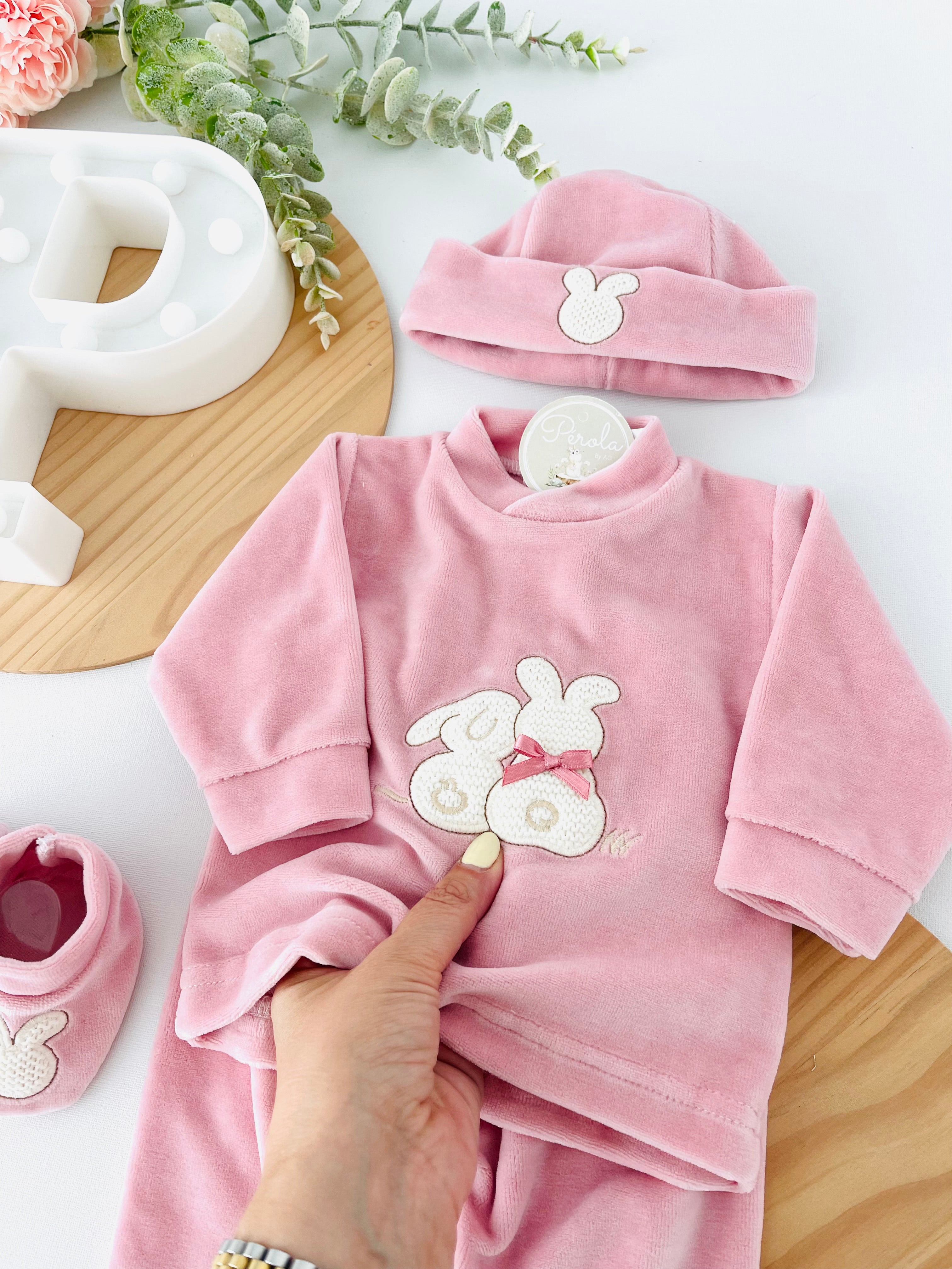 Conjunto em veludo 4 peças tema coelhinho : calças, camisola, carapins e gorro